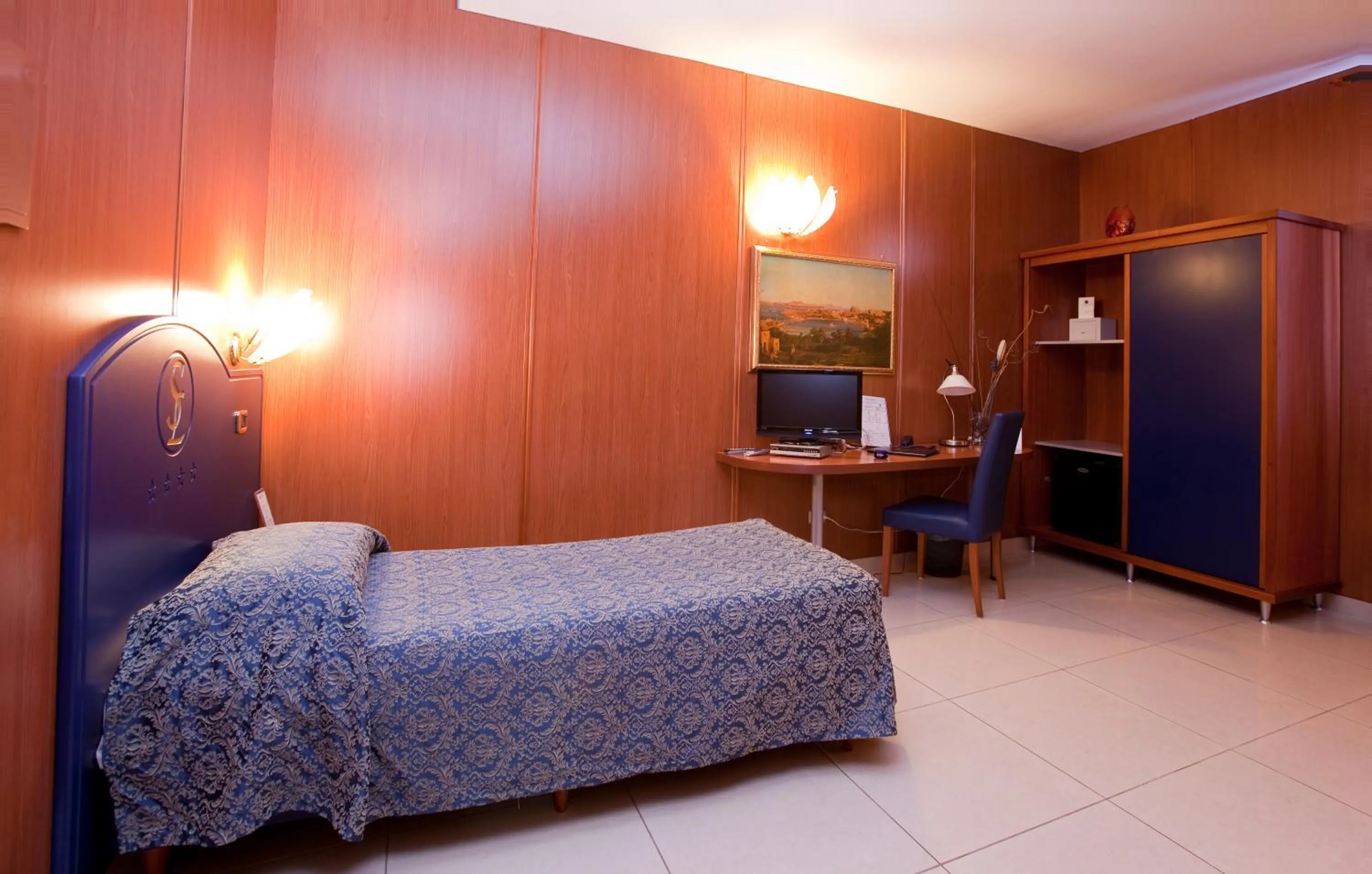 Photo of the whole room, Bed in Hotel San Luca