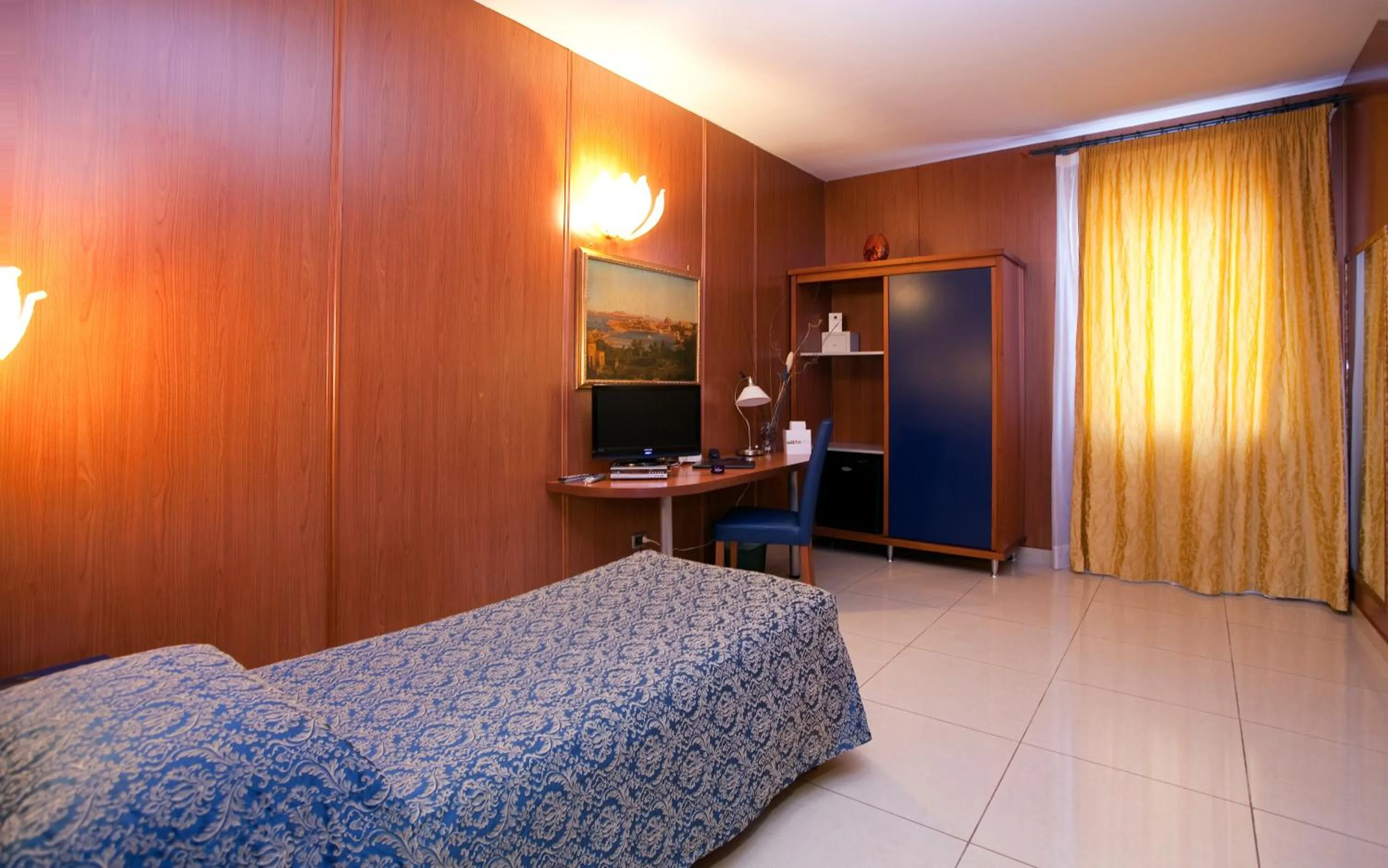 Photo of the whole room, Bed in Hotel San Luca