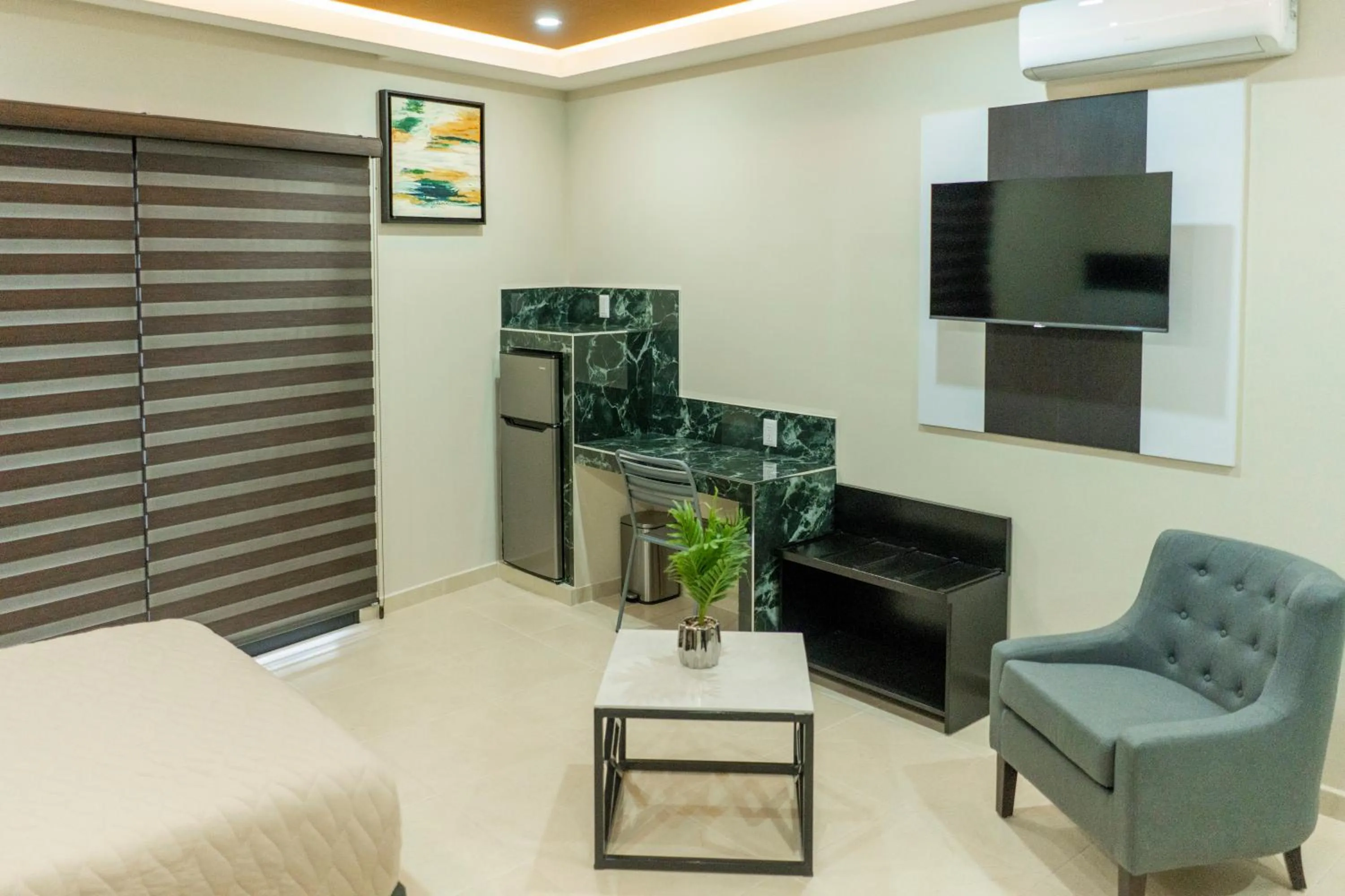 Communal lounge/ TV room in Hotel Socram GH