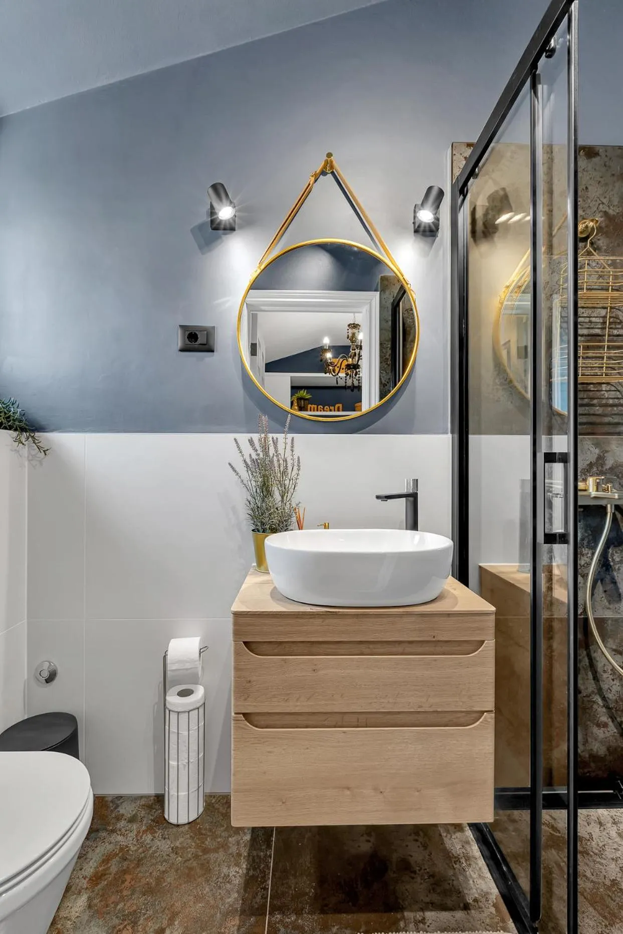 Shower in Apartment Mucrum