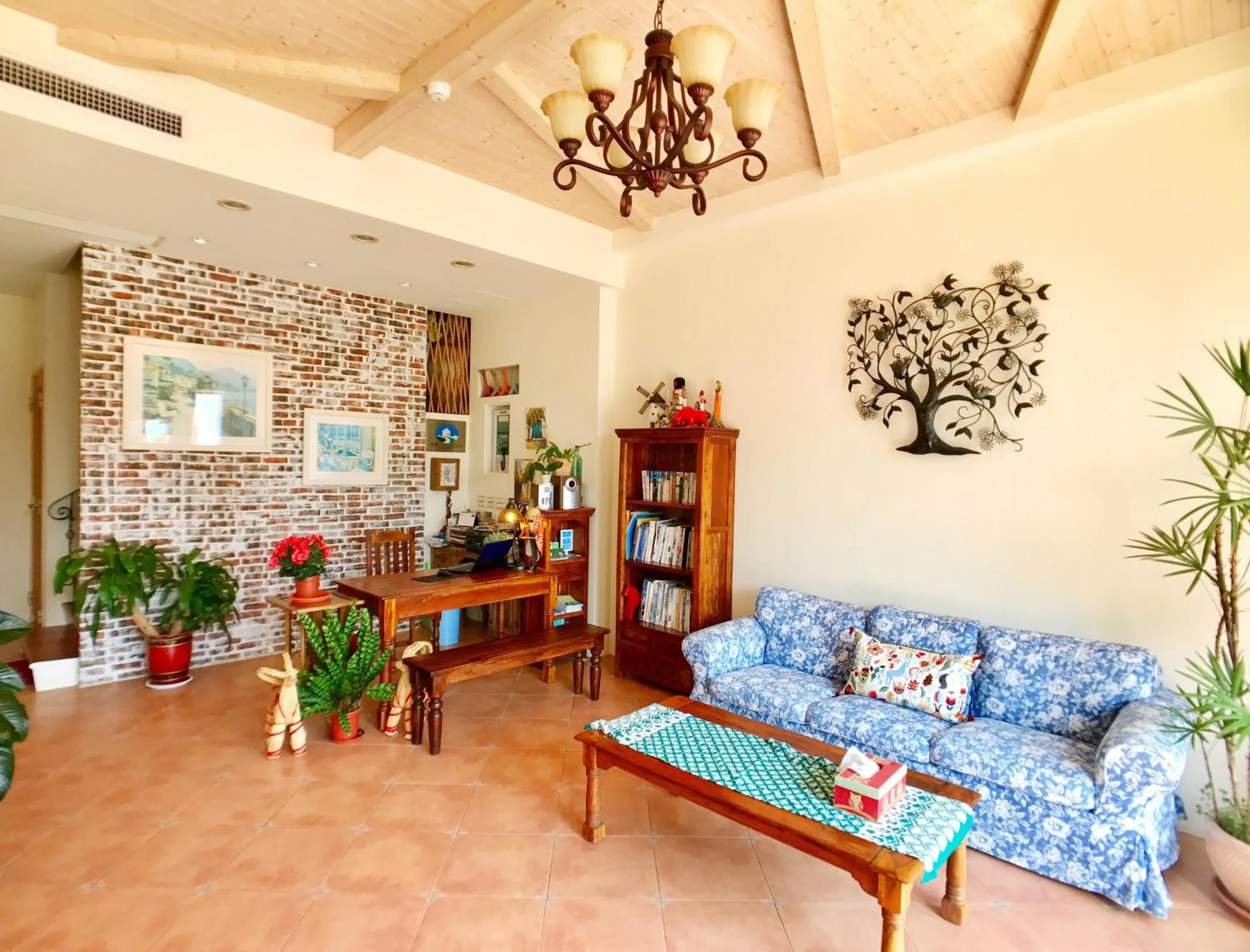 Lobby or reception in SpoonDrift Hostal Kenting