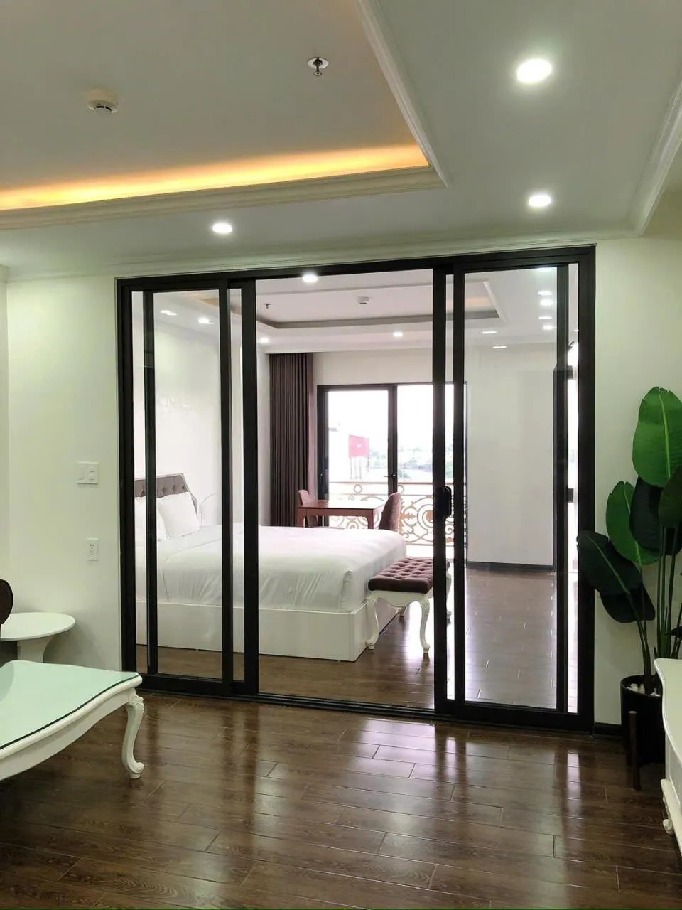 Photo of the whole room, Bed in Queenie Hotel