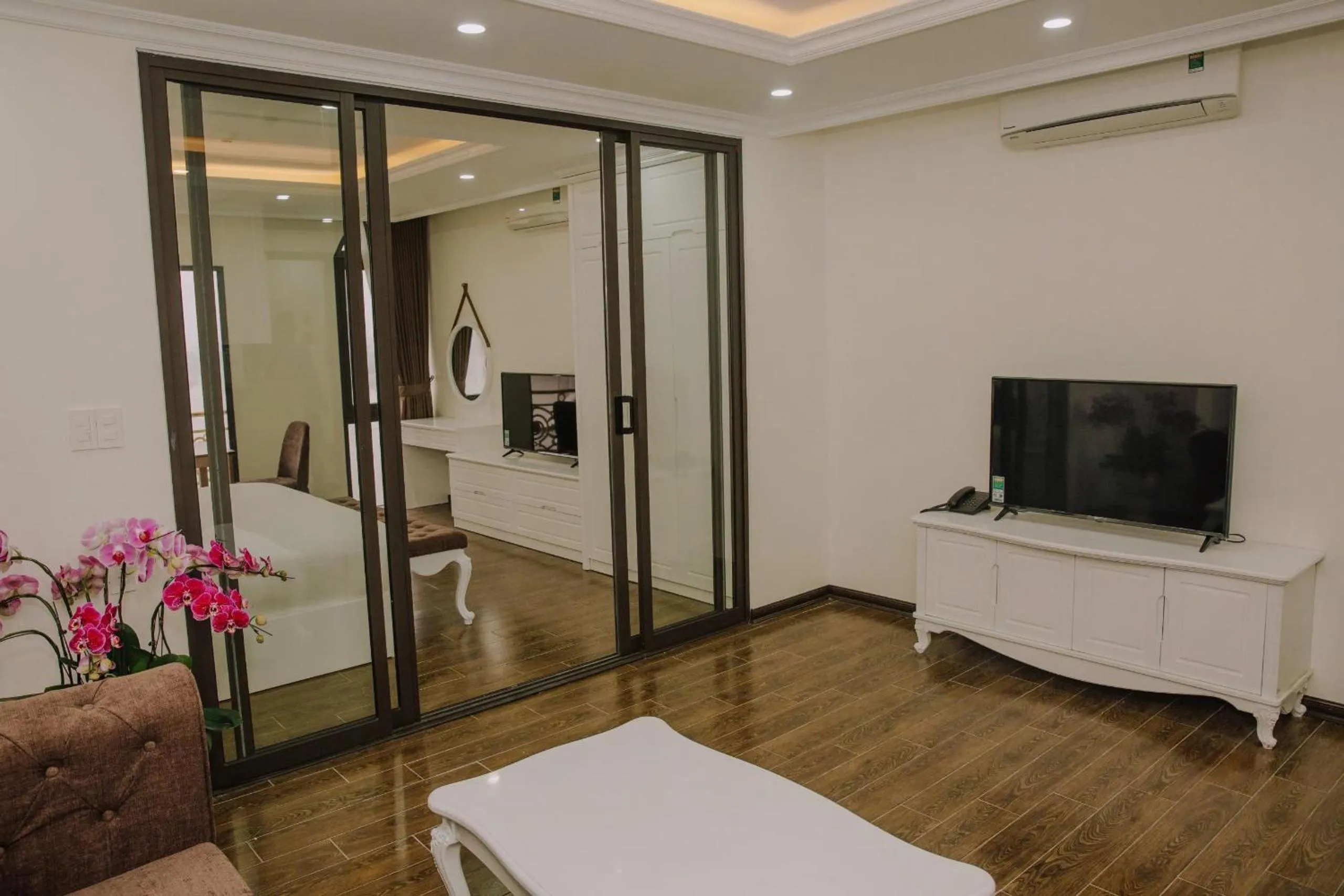 Photo of the whole room in Queenie Hotel