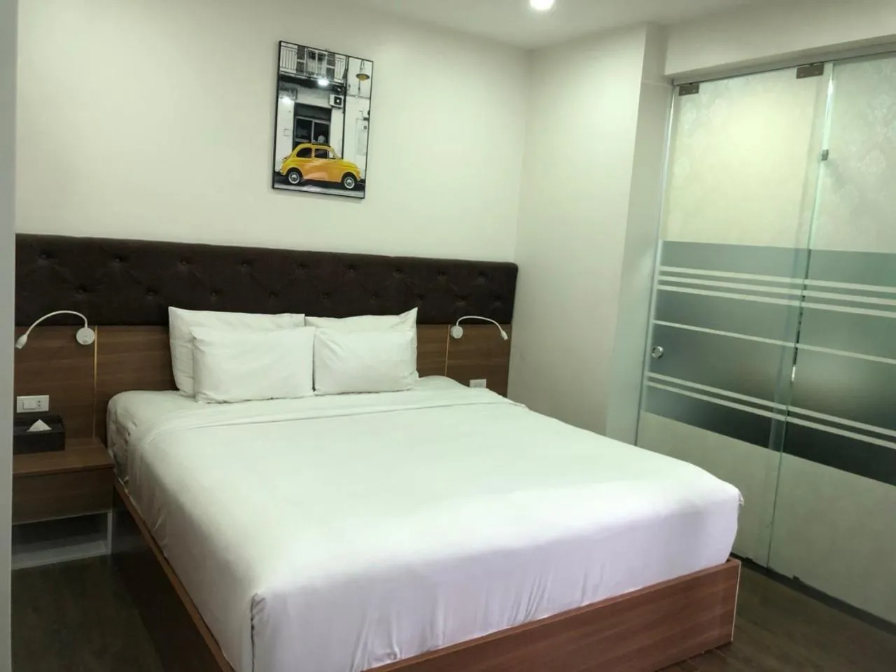 Bedroom, Bed in Queenie Hotel