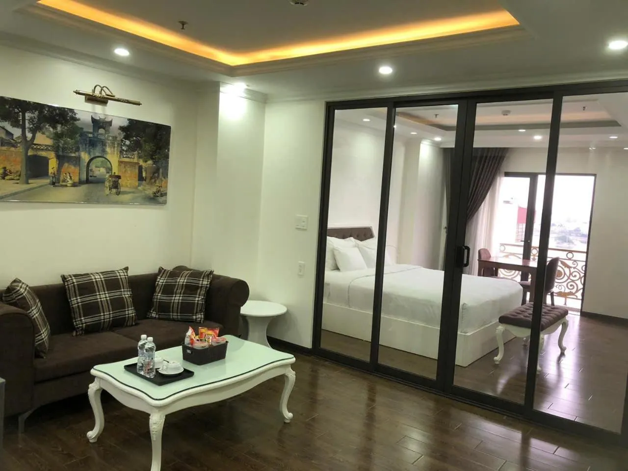 Photo of the whole room, Bed in Queenie Hotel