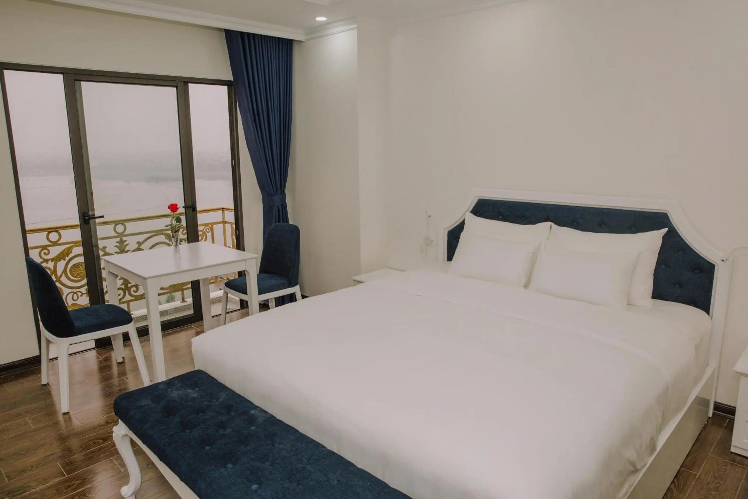 Photo of the whole room, Bed in Queenie Hotel