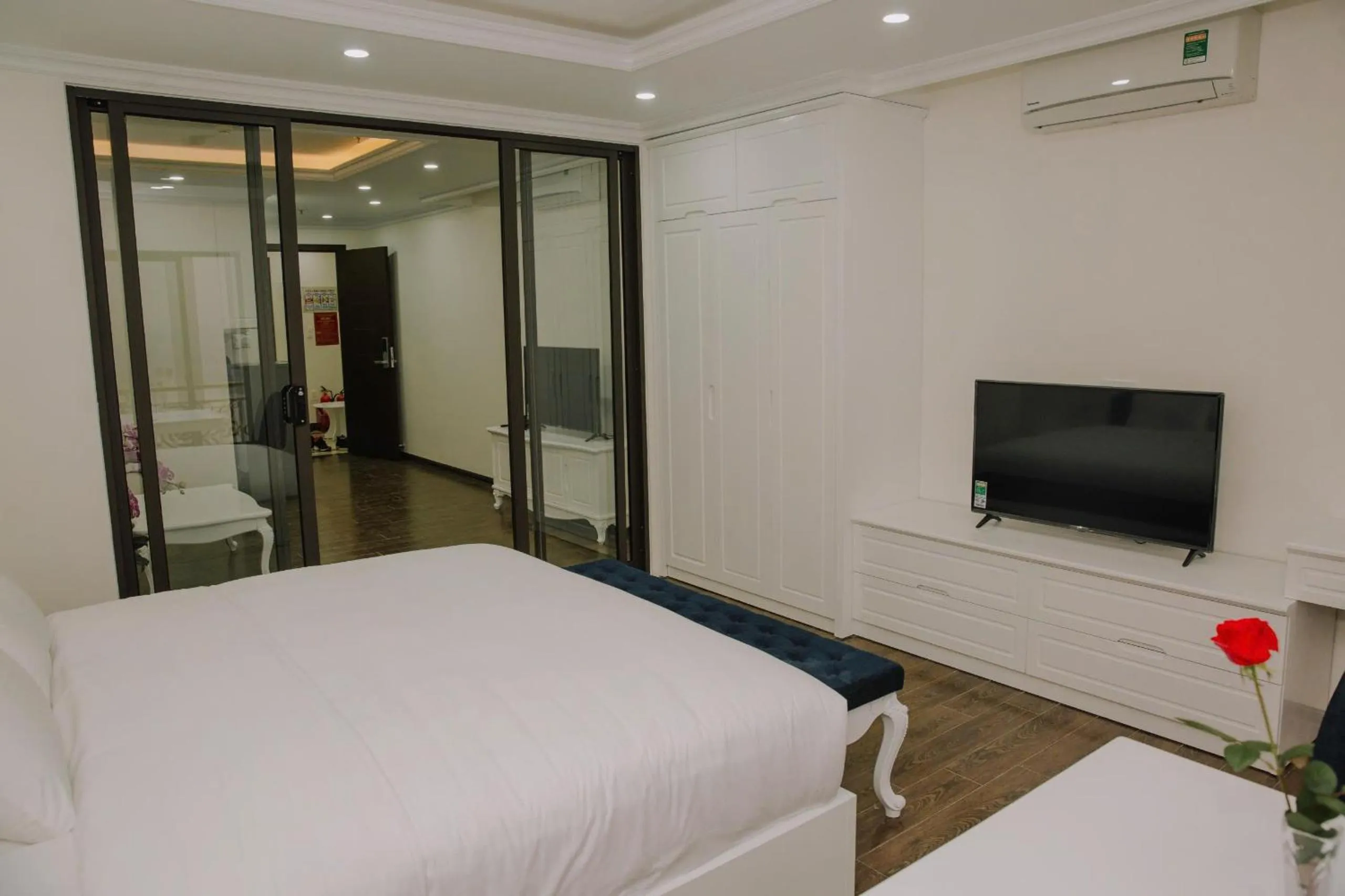 Photo of the whole room, Bed in Queenie Hotel