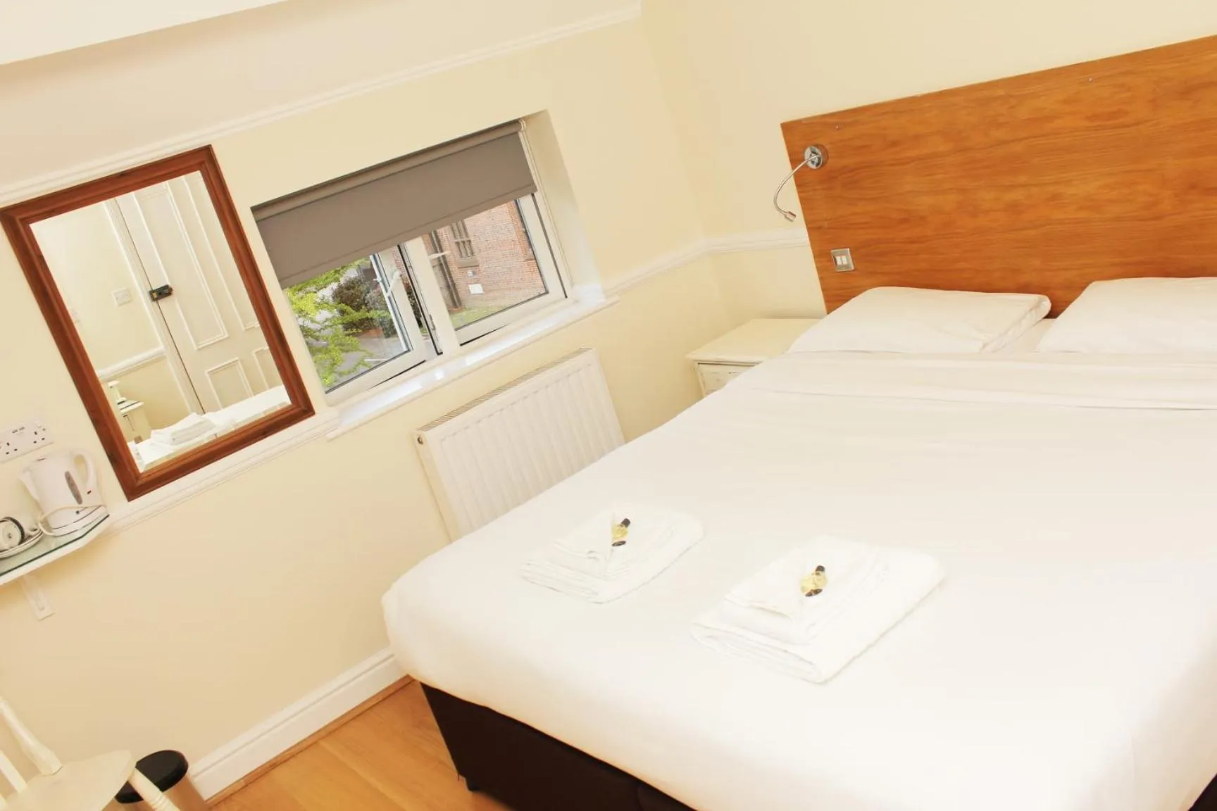 Bed in Gidea Park Hotel