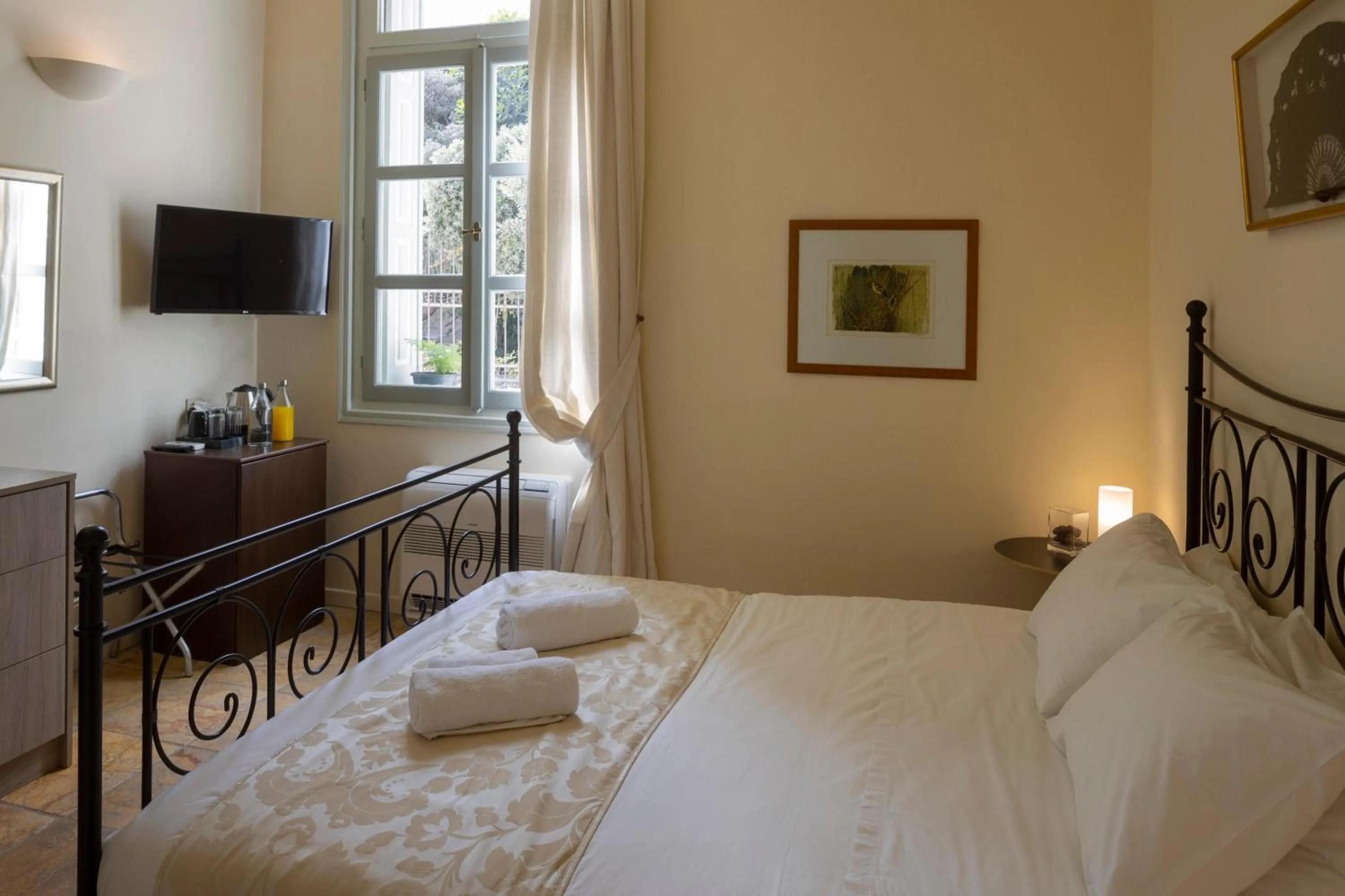 Communal lounge/ TV room, Bed in Aria Lito Mansion