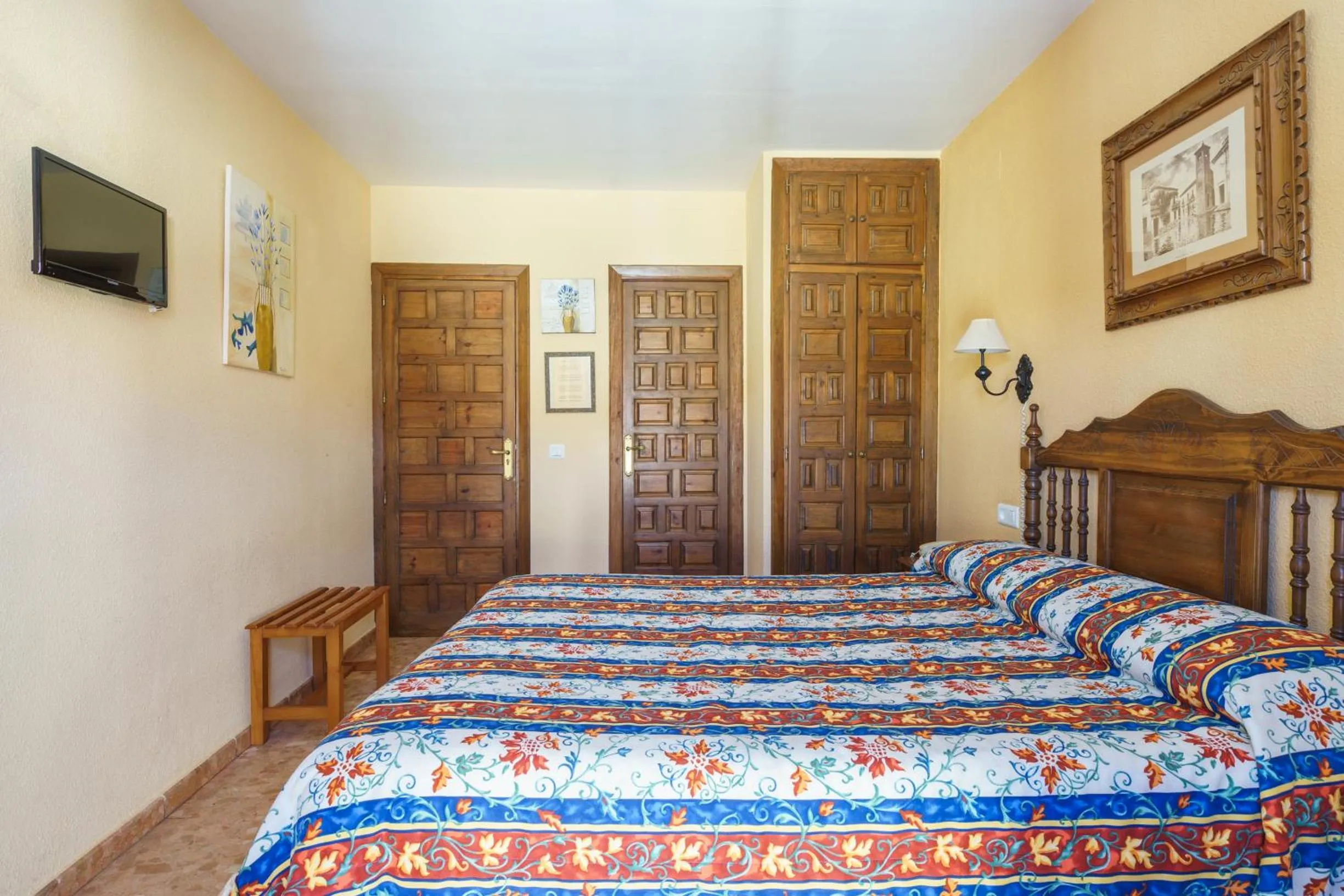 Photo of the whole room, Bed in Arunda I