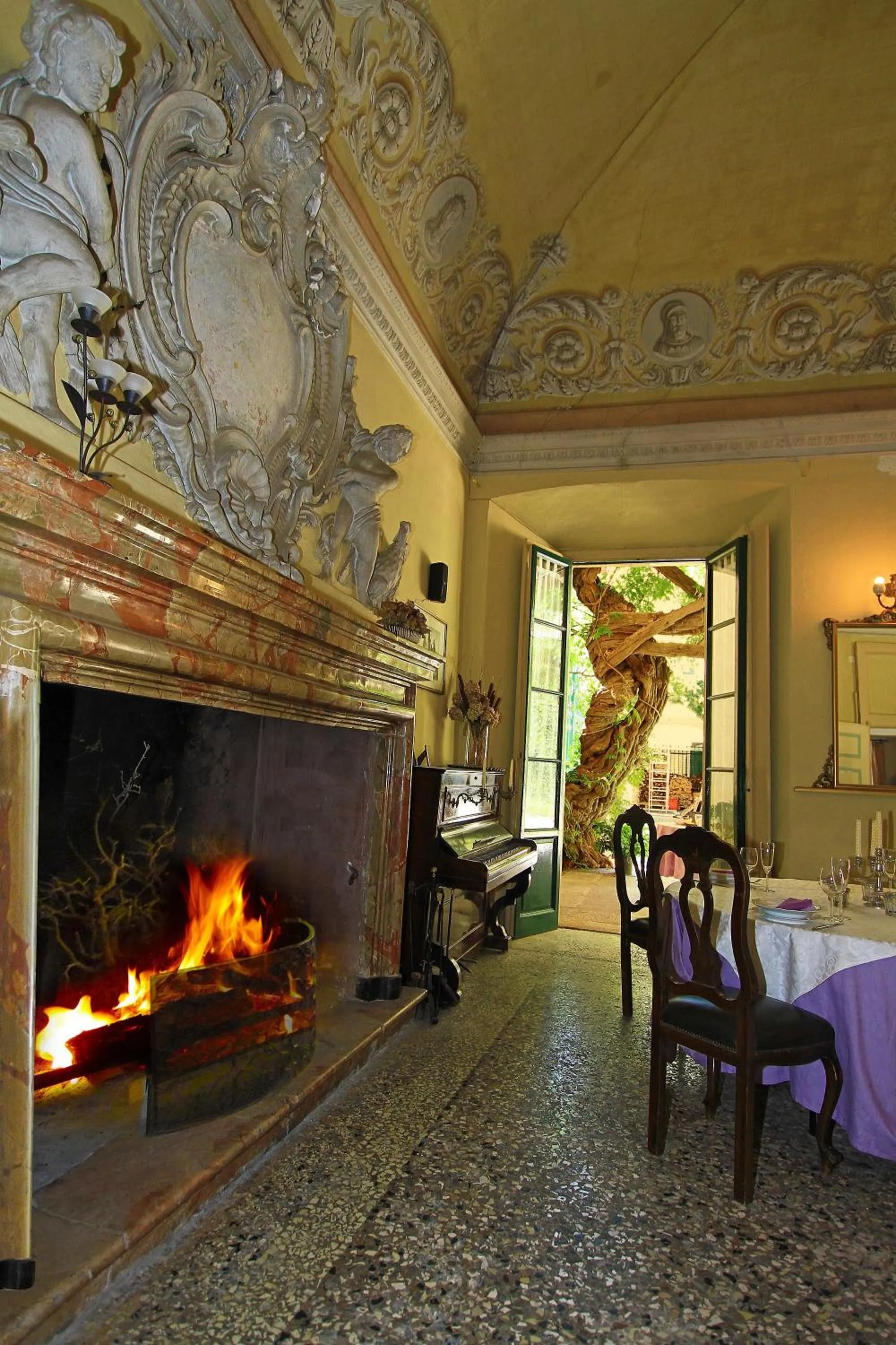 People in Palazzo Ronchelli