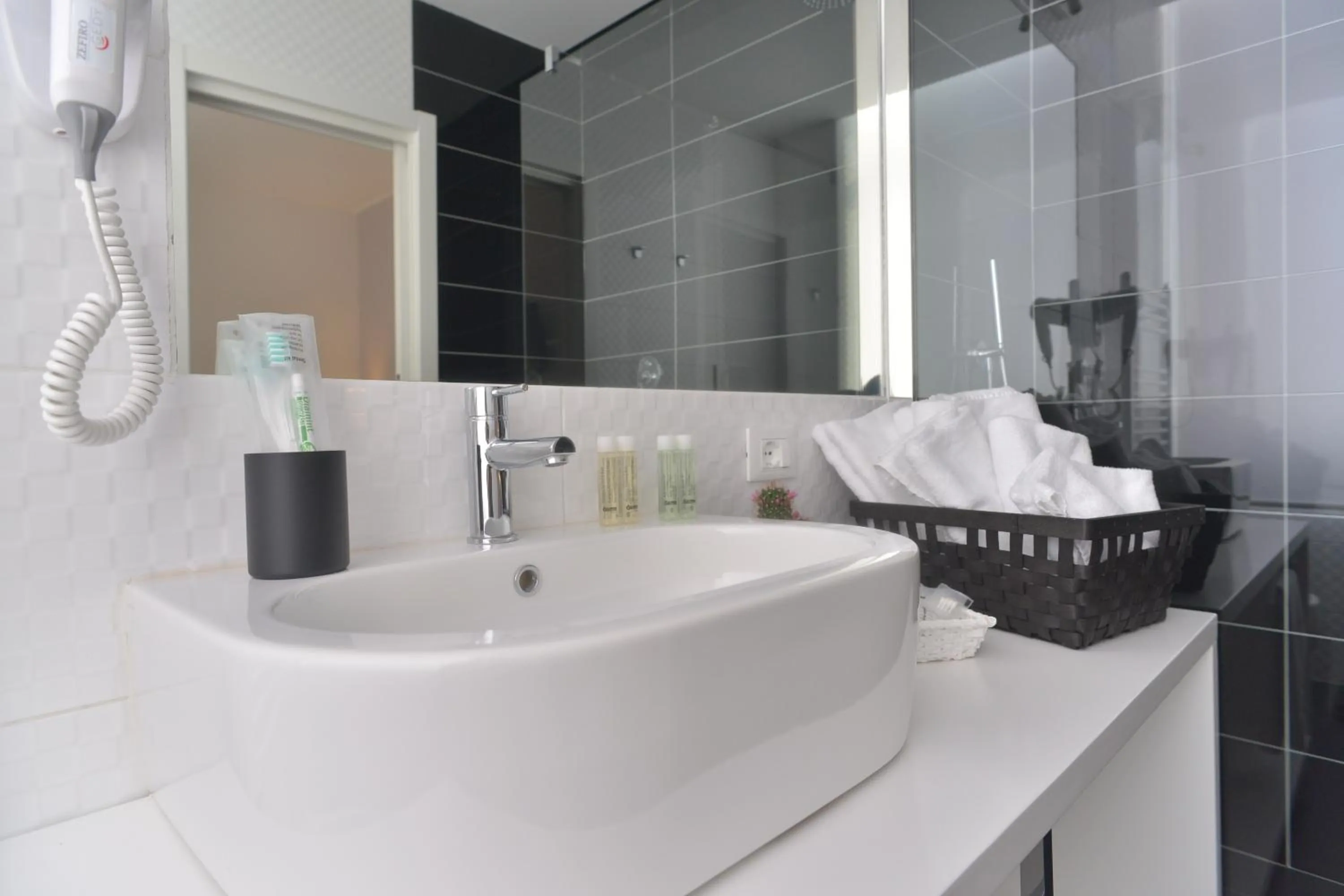 Toilet in Lata Luxury Rooms