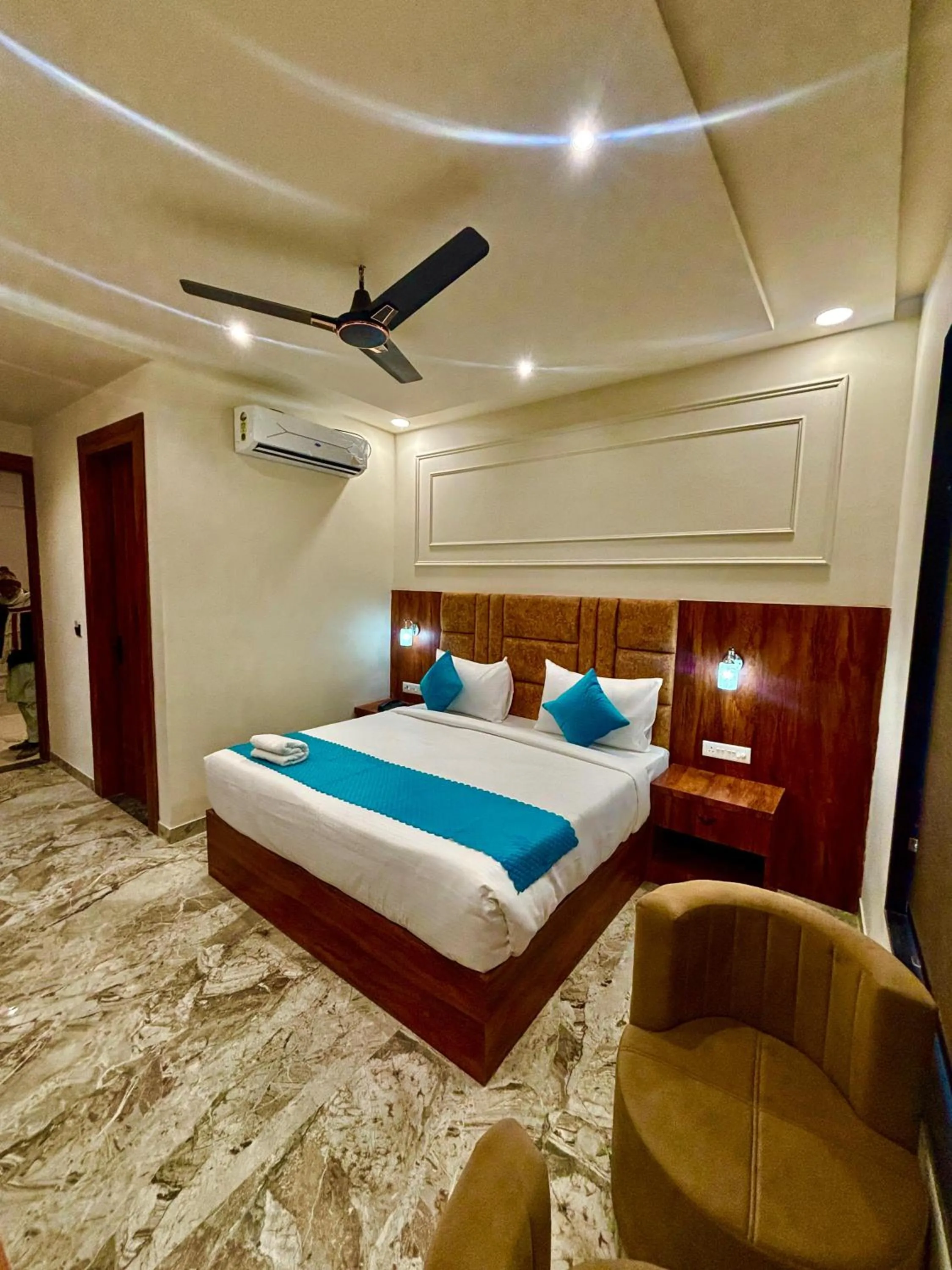 TV and multimedia, Bed in Hotel Majestic Heights Agra