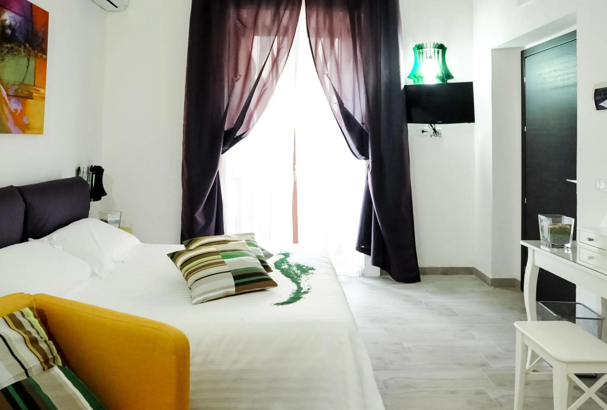 Photo of the whole room, Bed in Etna Suite Group