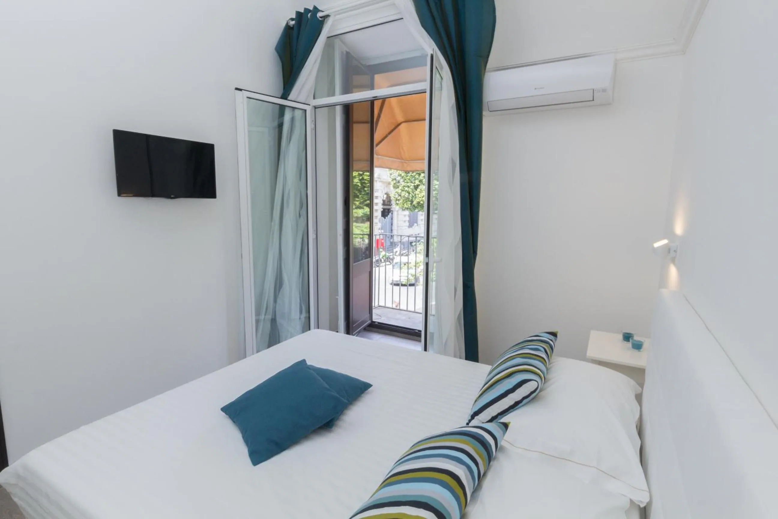 Decorative detail, Bed in Etna Suite Group