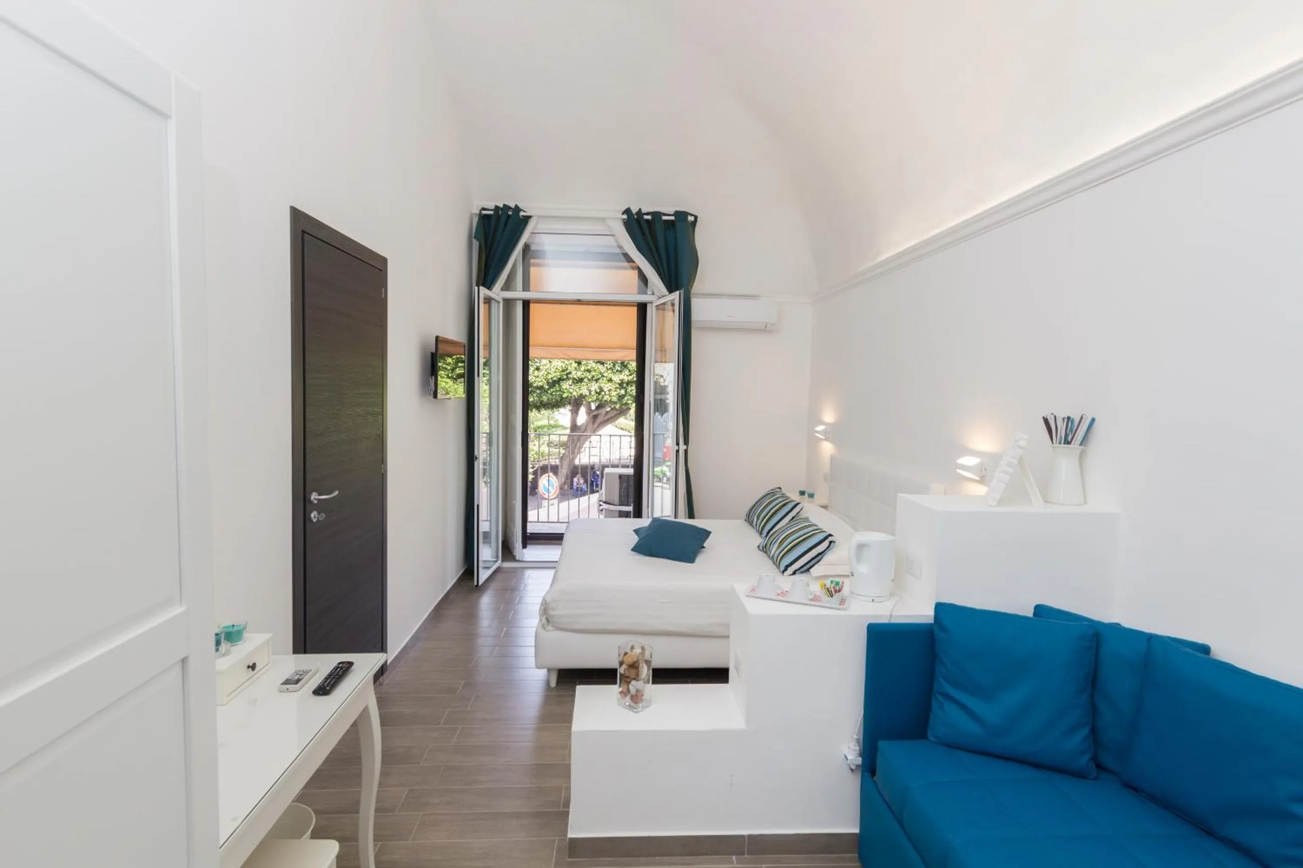 Photo of the whole room in Etna Suite Group