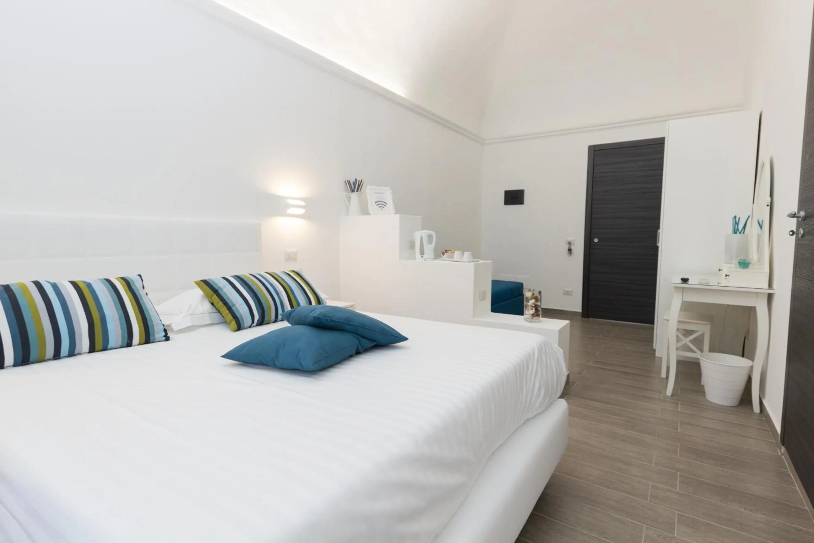 Photo of the whole room, Bed in Etna Suite Group