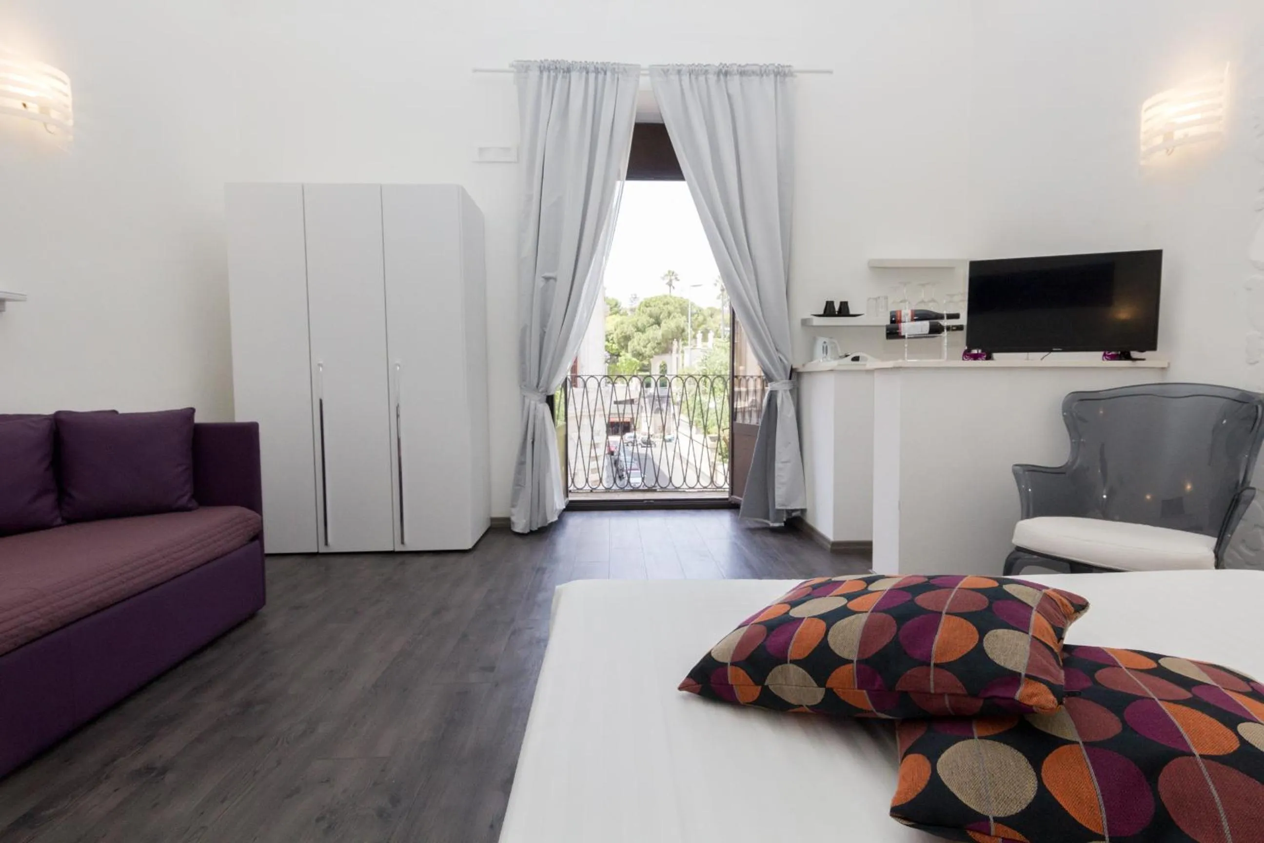 Decorative detail, Bed in Etna Suite Group