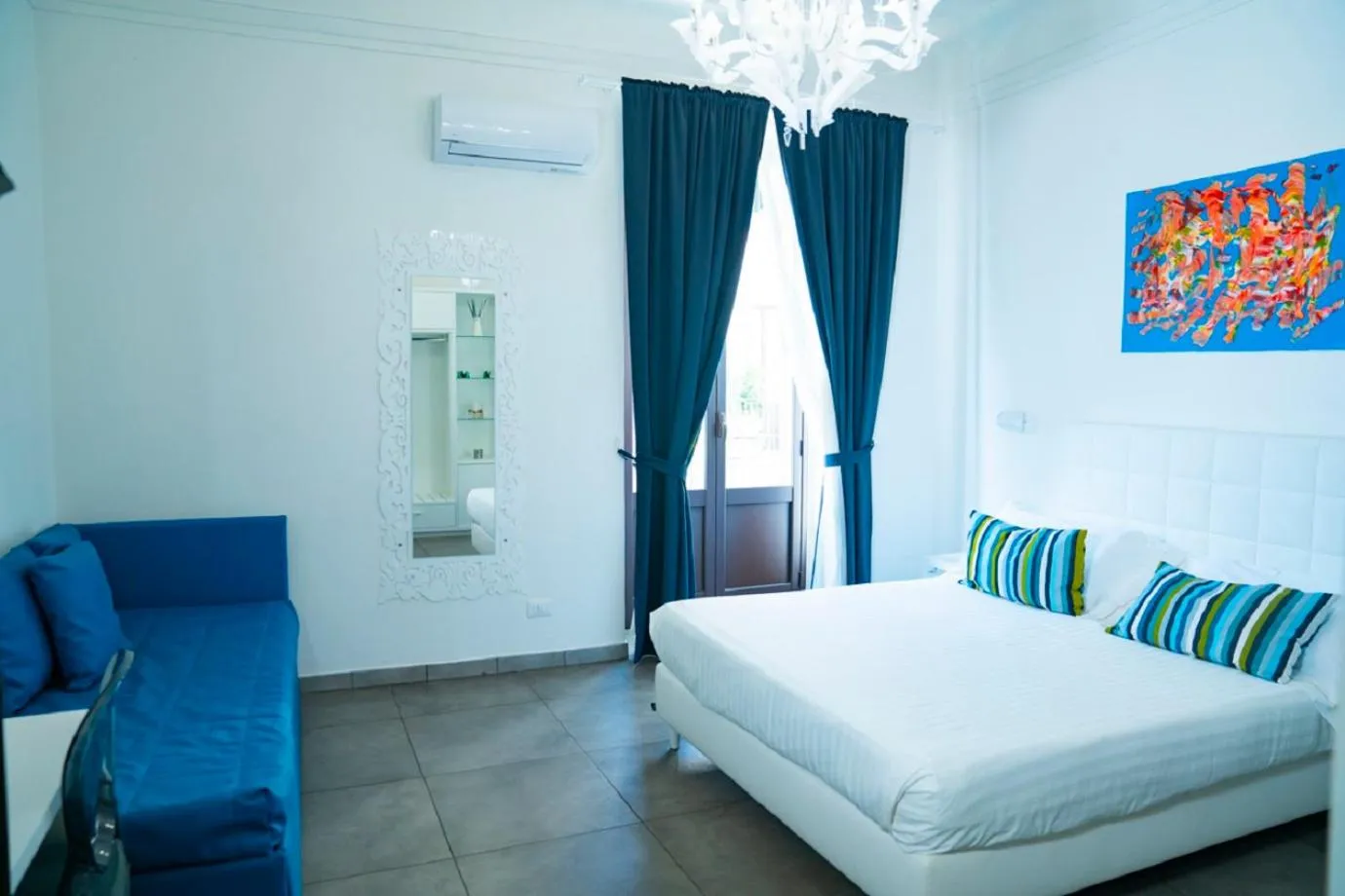 Photo of the whole room, Bed in Etna Suite Group