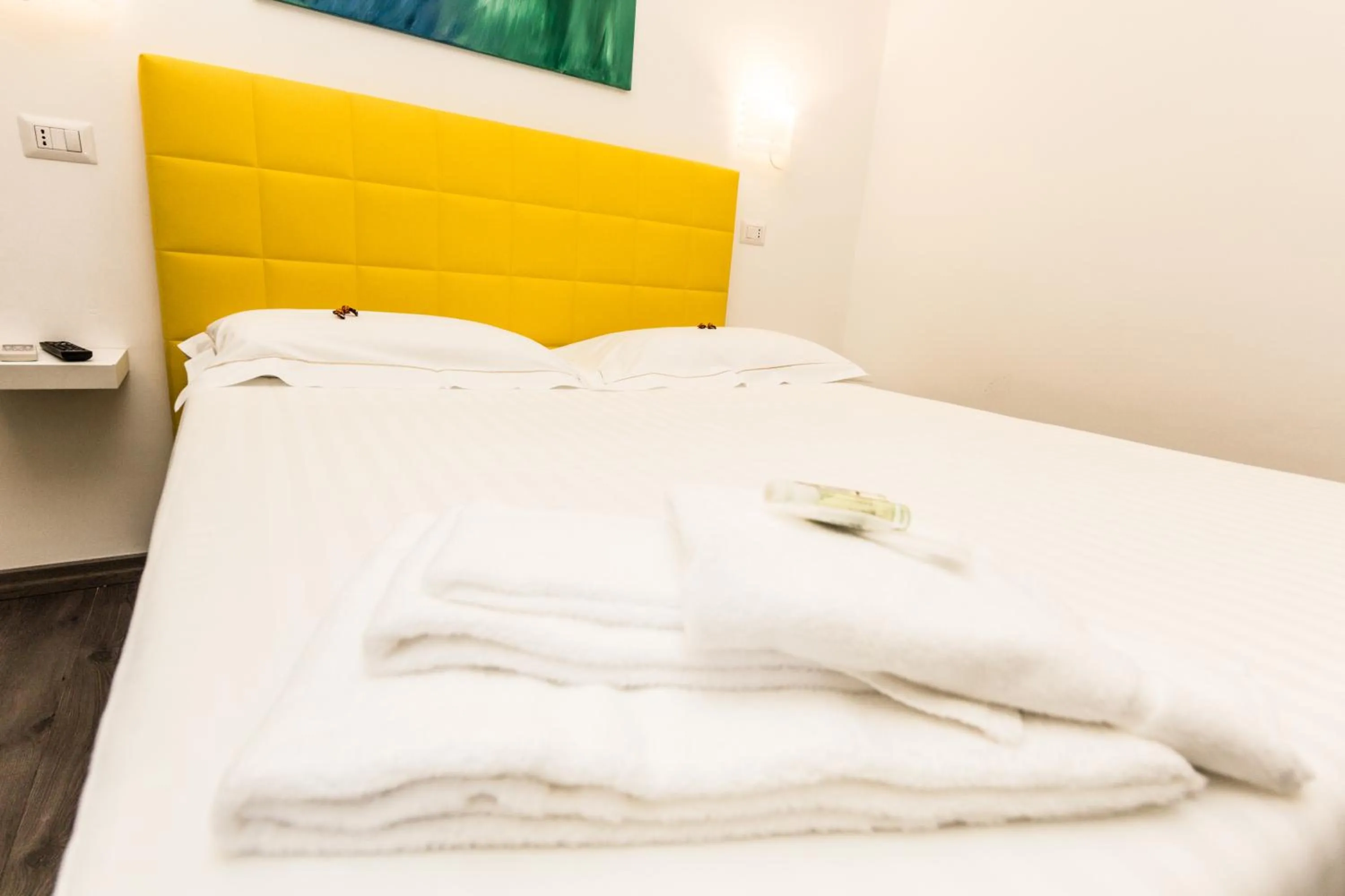 Photo of the whole room, Bed in Etna Suite Group