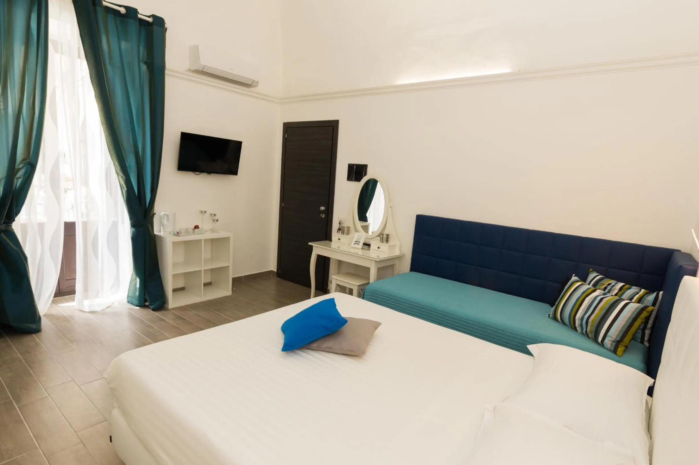 Decorative detail, Bed in Etna Suite Group