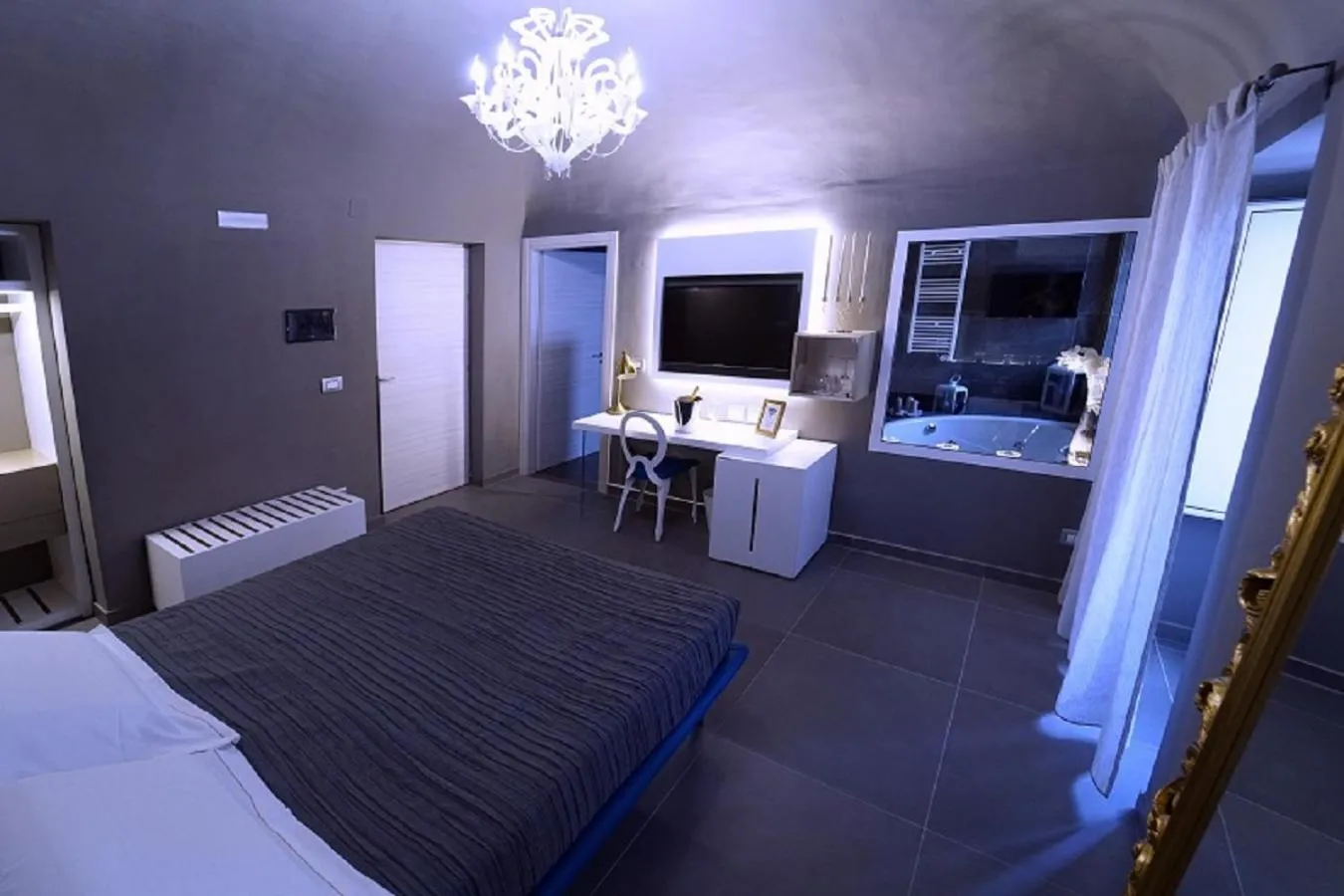 Photo of the whole room, Bed in Etna Suite Group