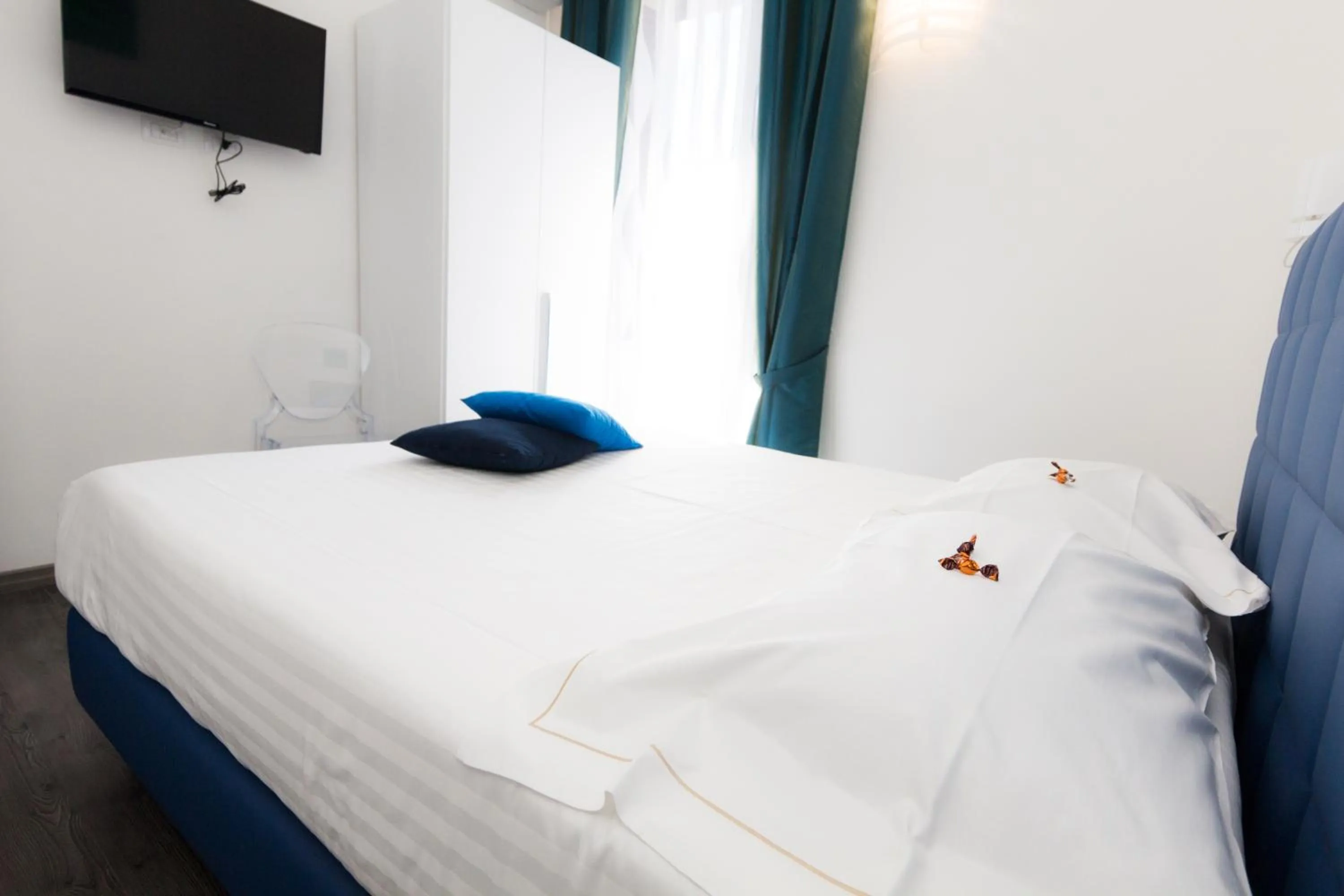 Decorative detail, Bed in Etna Suite Group