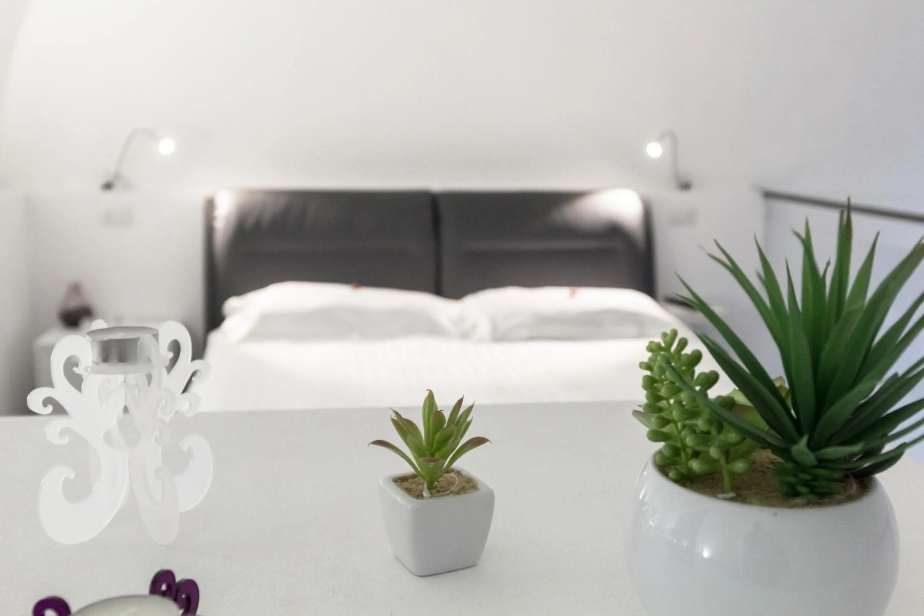 Decorative detail, Bed in Etna Suite Group