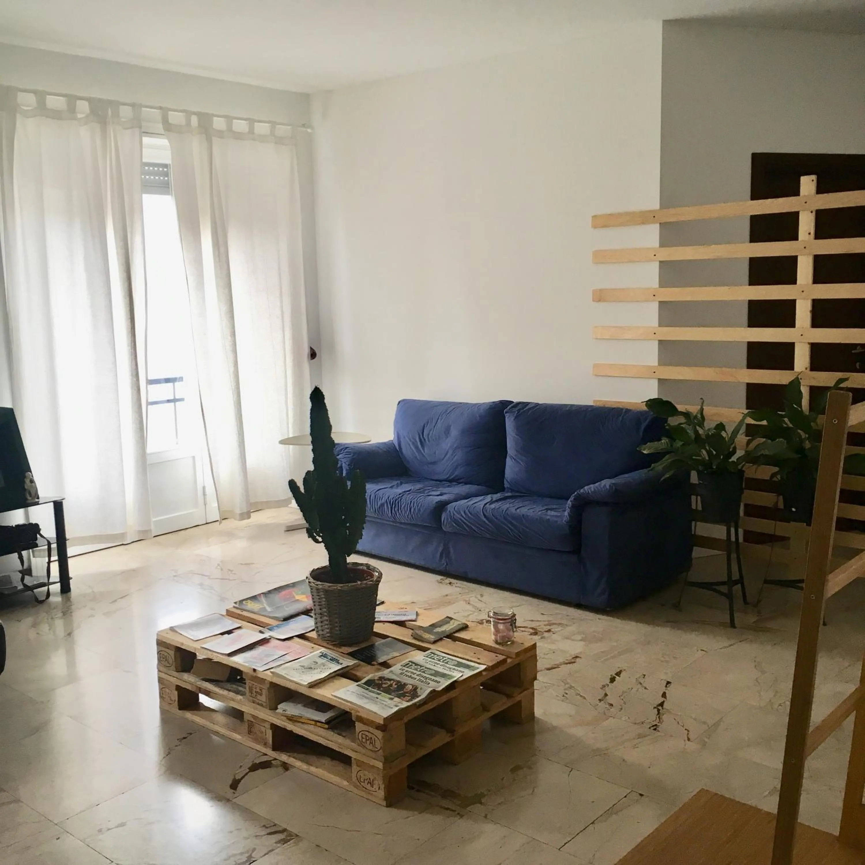 Communal lounge/ TV room in Lotus B&B