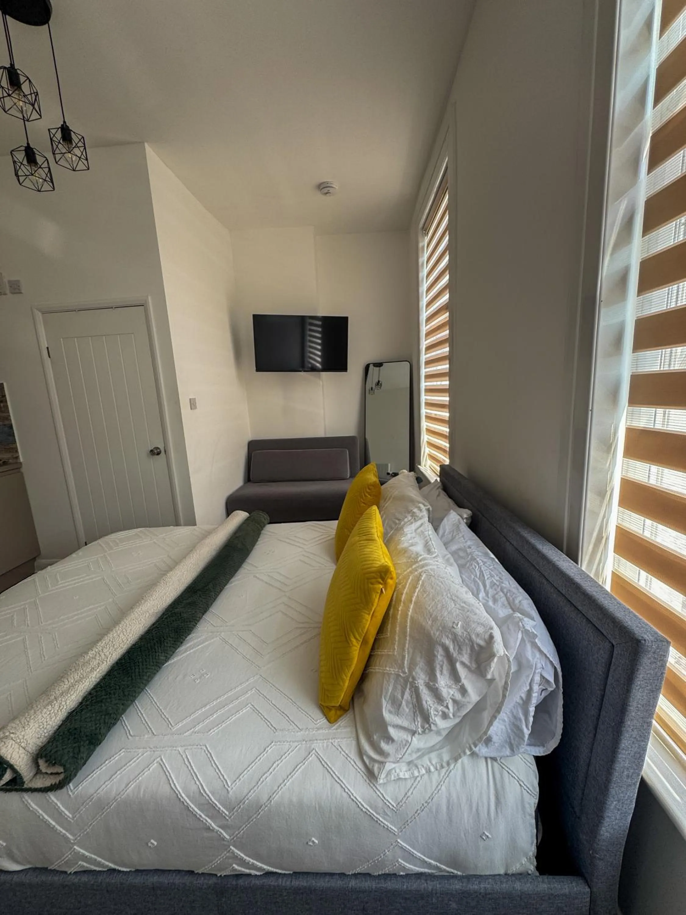 Bedroom, Bed in Dalston Luxe Studios, 10 minutes away from Liverpool Train Station