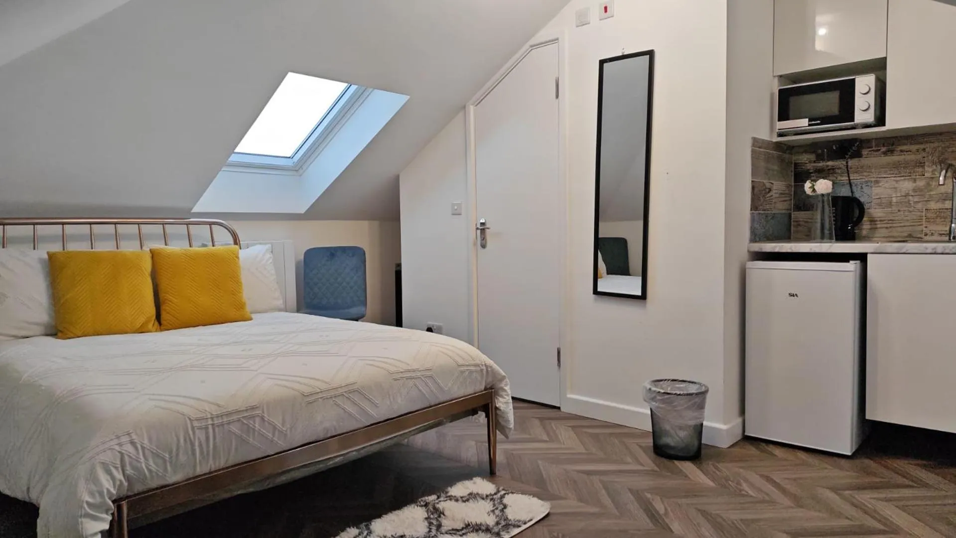 Bedroom, Bed in Dalston Luxe Studios, 10 minutes away from Liverpool Train Station