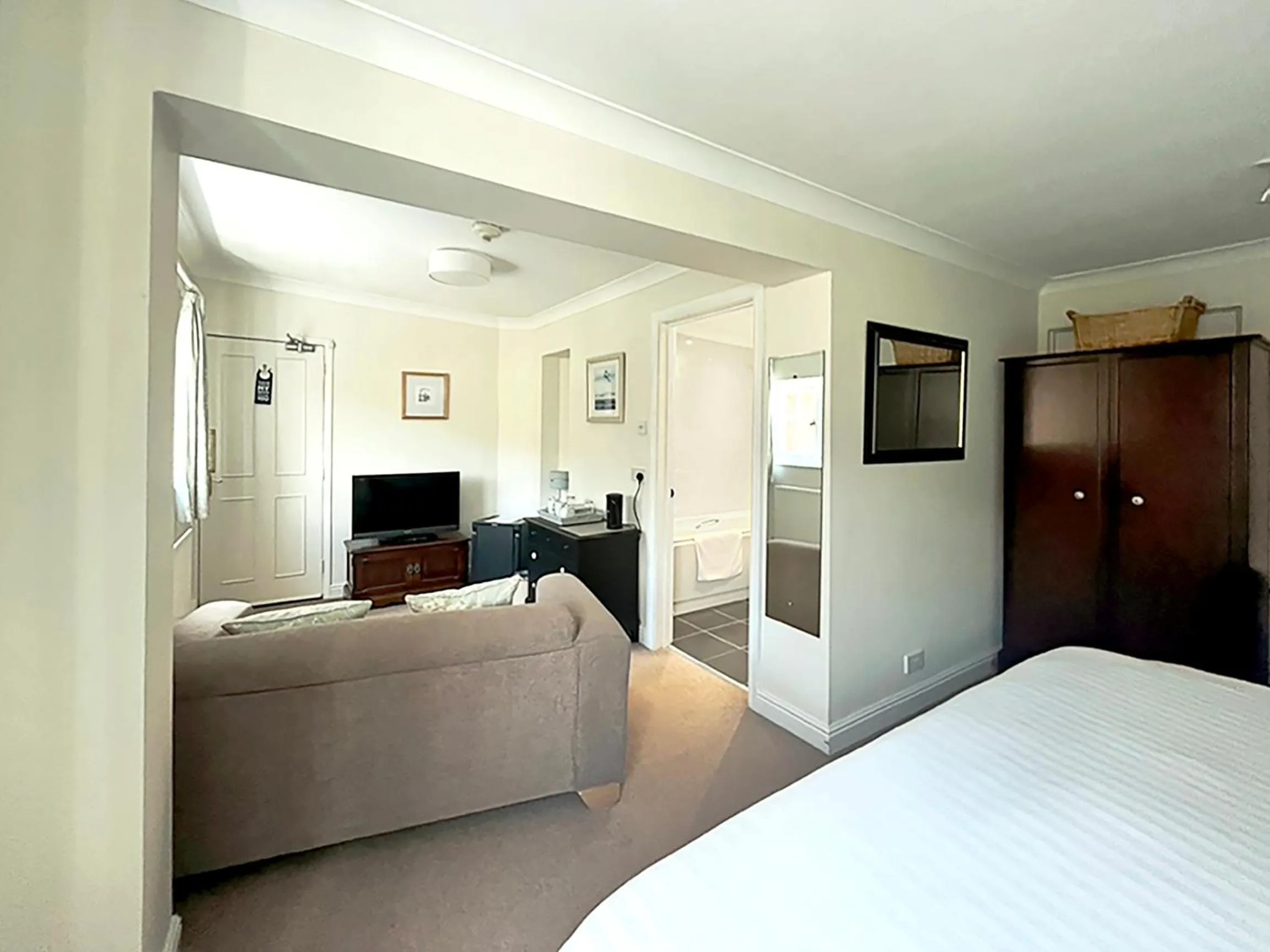 Bathroom, Bed in Mynd House