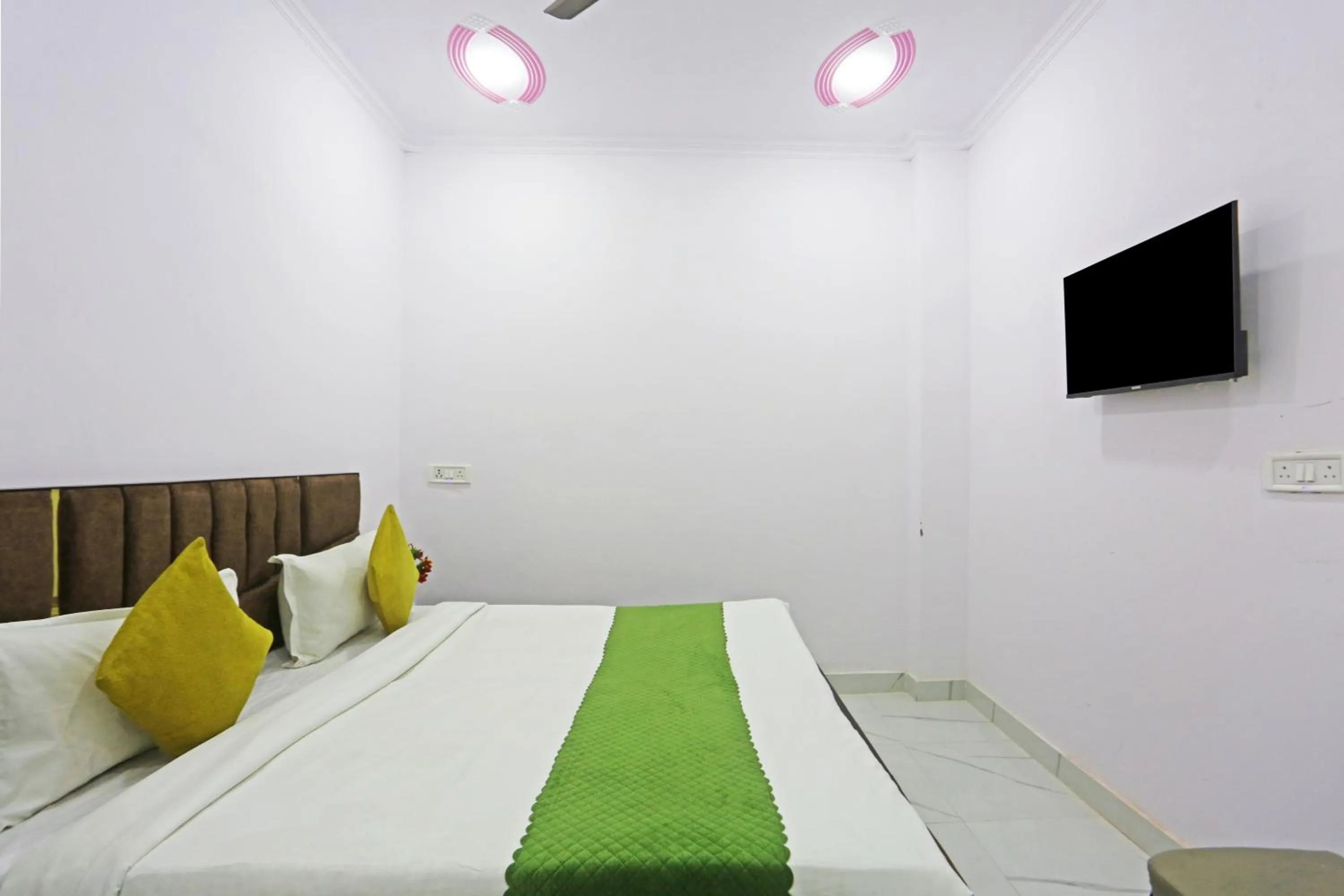 Bed in Twamev Residency