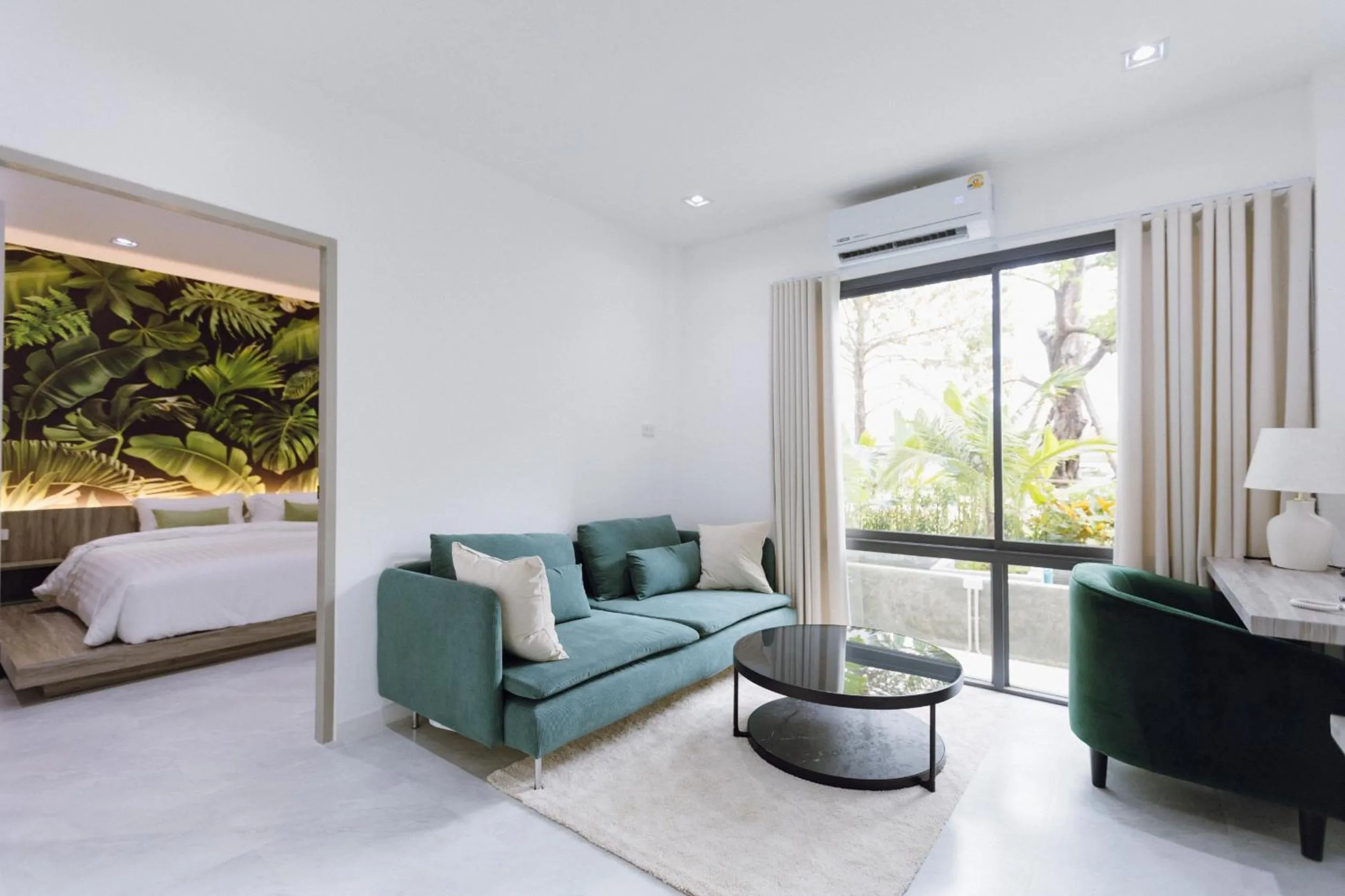 Living room, Bed in Tree Airport Hotel Hatyai