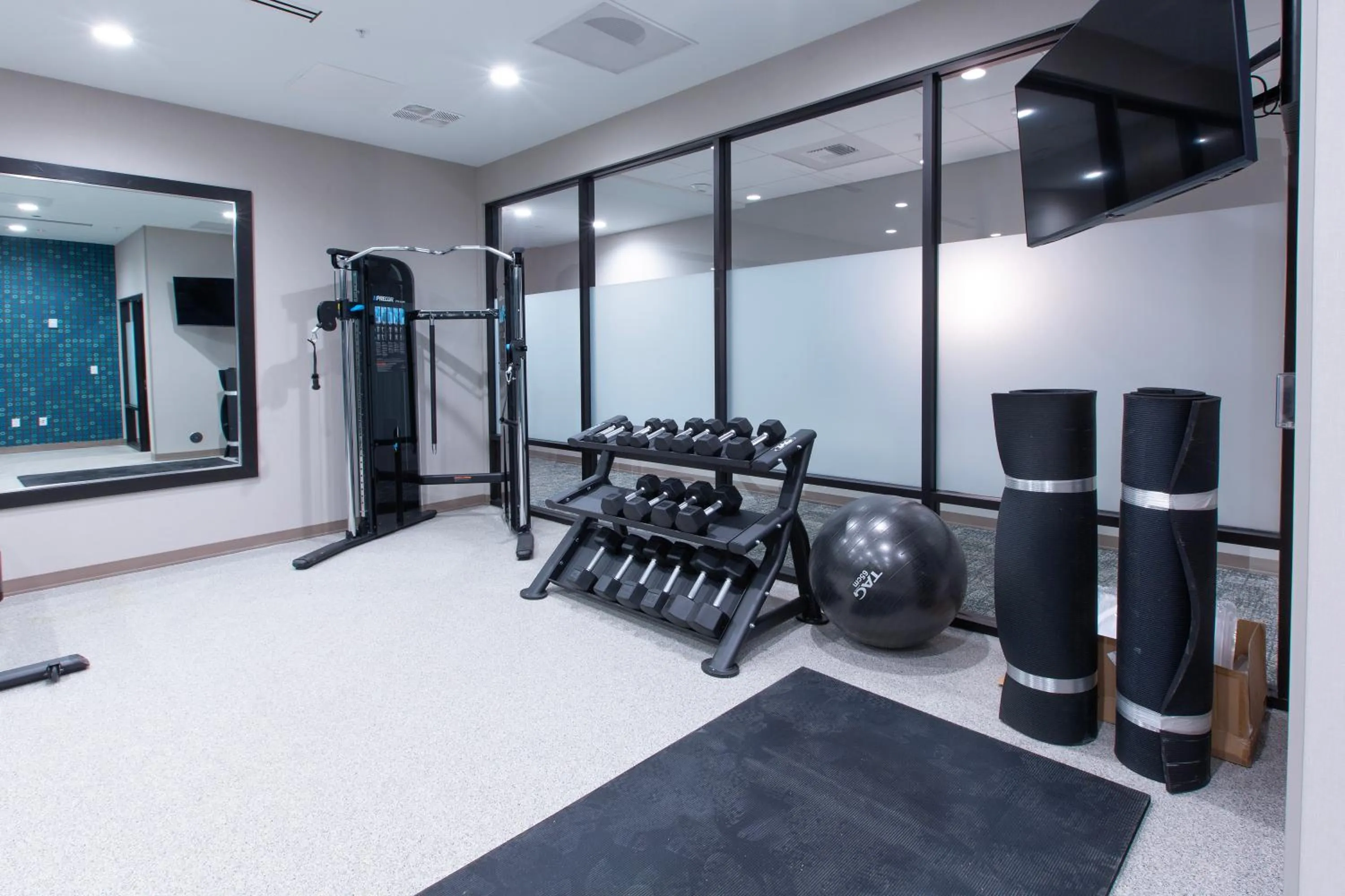 Fitness centre/facilities in La Quinta Inn and Suites by Wyndham Lincoln