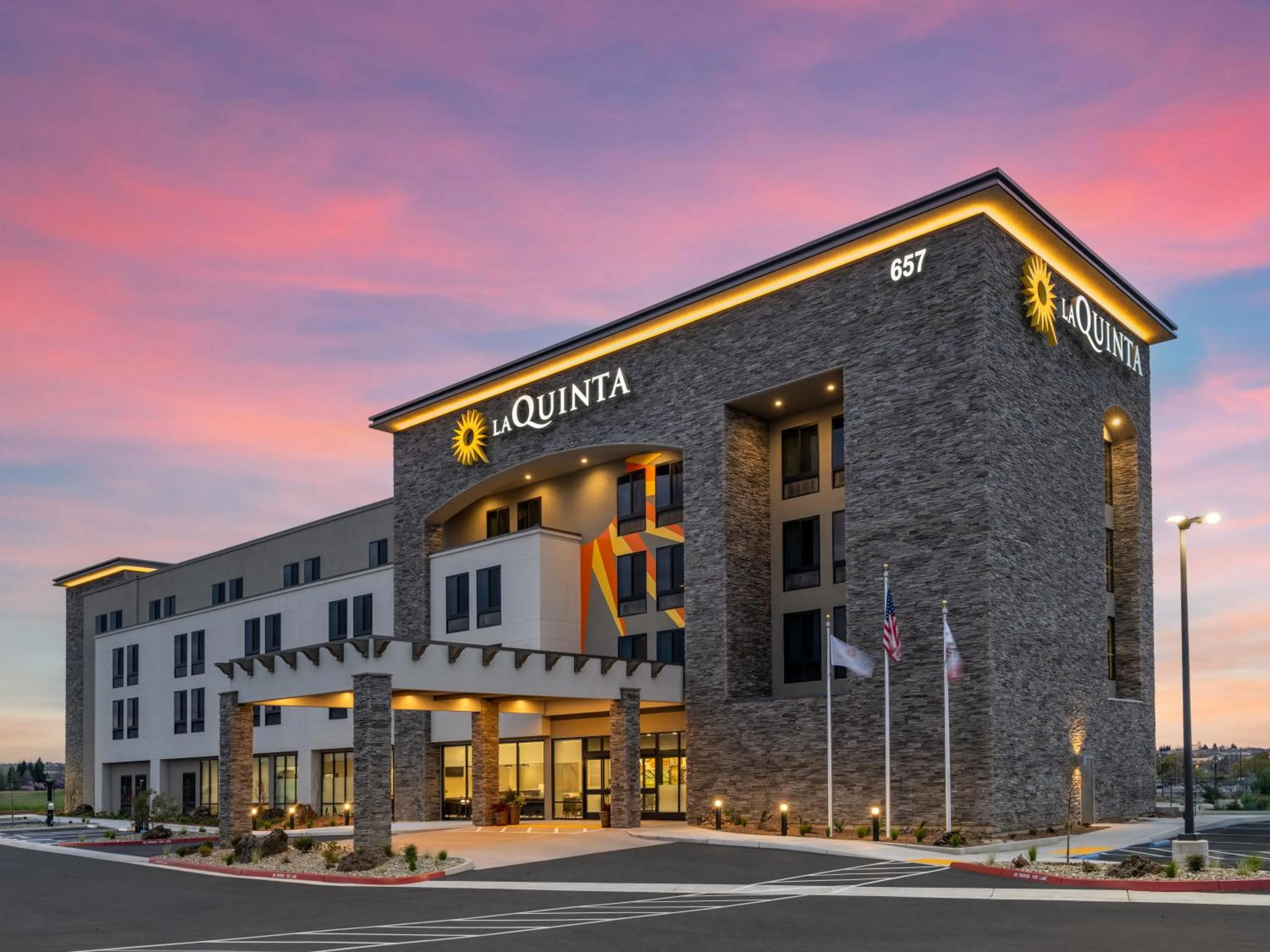 Property building in La Quinta Inn and Suites by Wyndham Lincoln