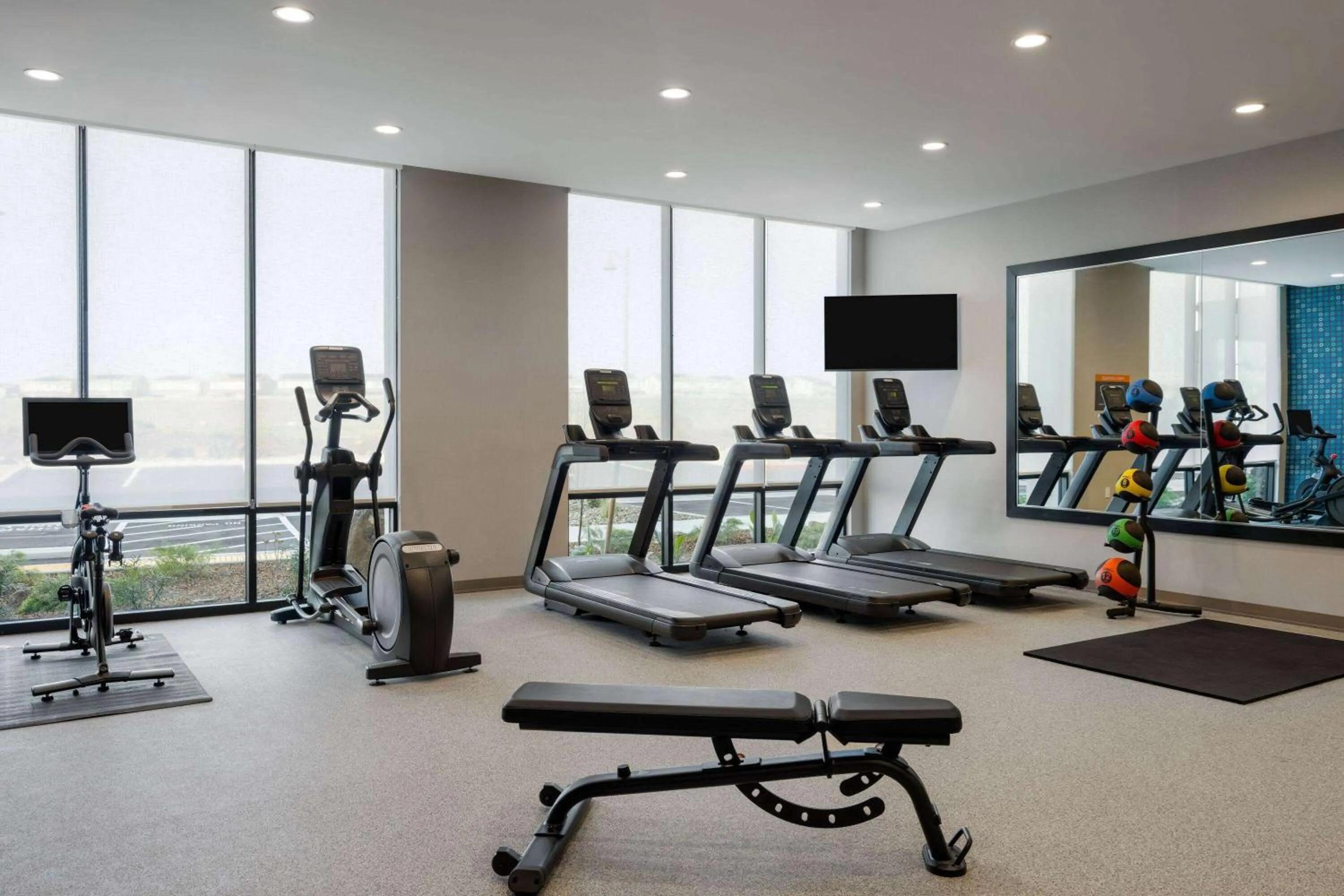 Fitness centre/facilities in La Quinta Inn and Suites by Wyndham Lincoln