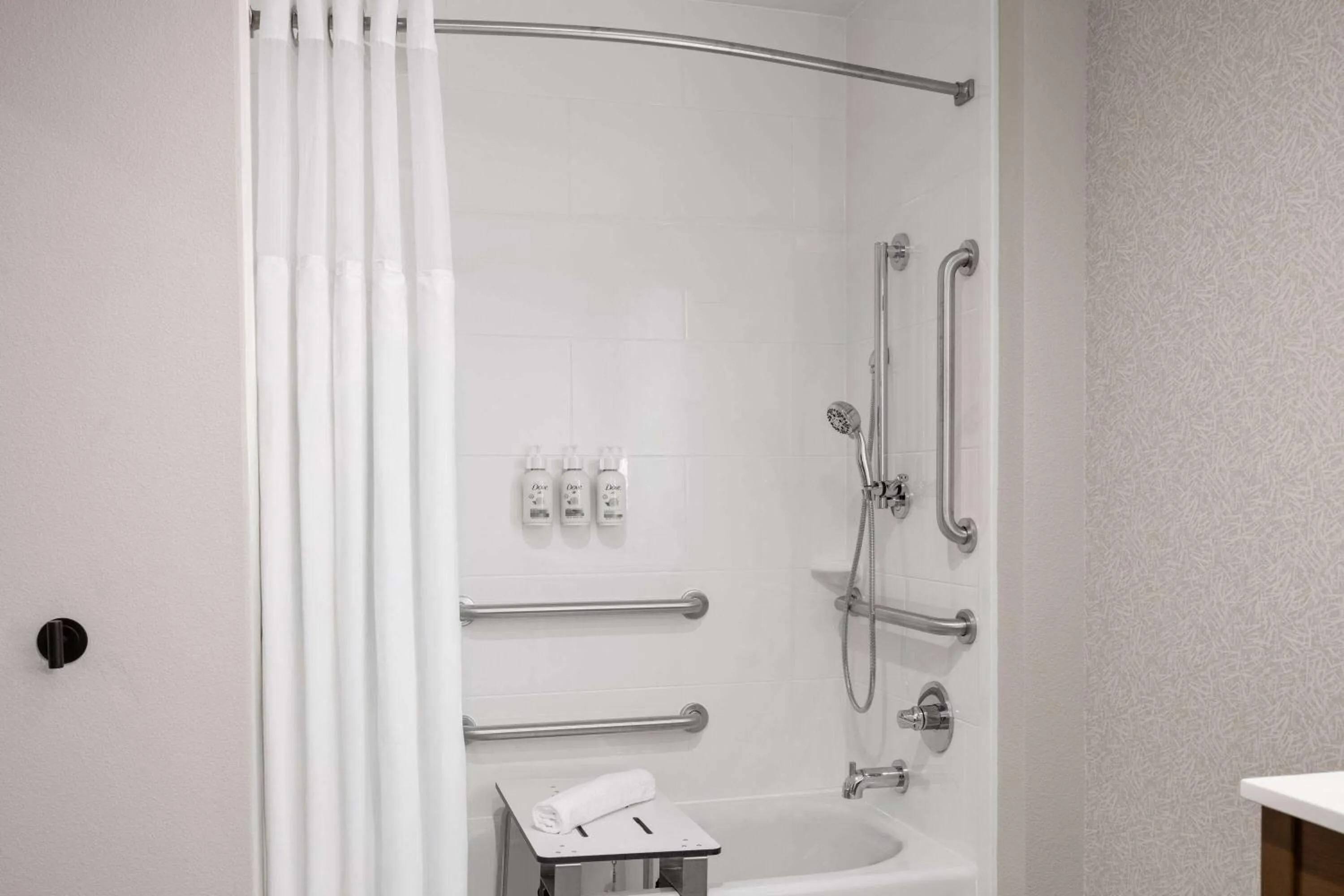 Bathroom in La Quinta Inn and Suites by Wyndham Lincoln