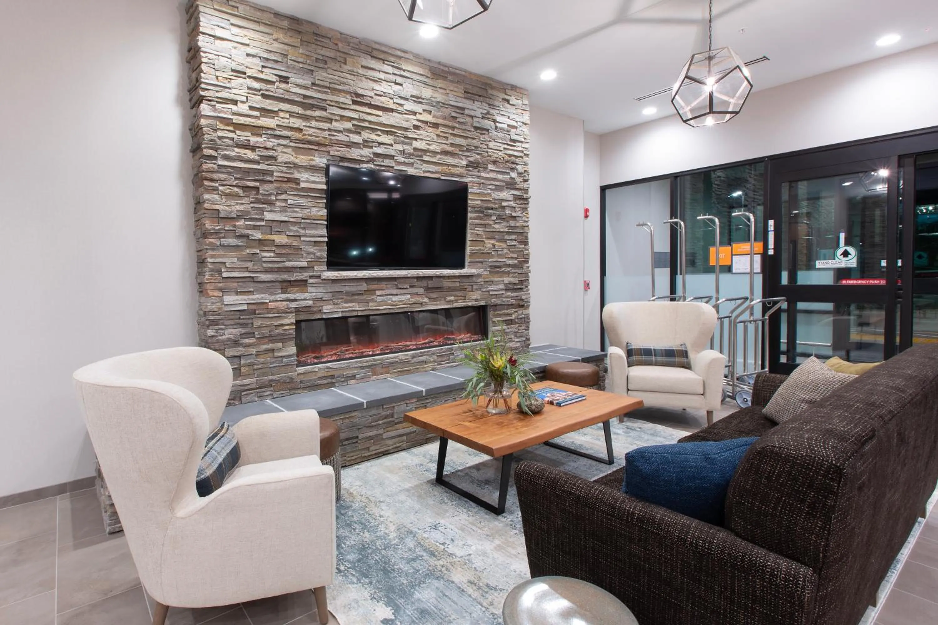Seating area in La Quinta Inn and Suites by Wyndham Lincoln
