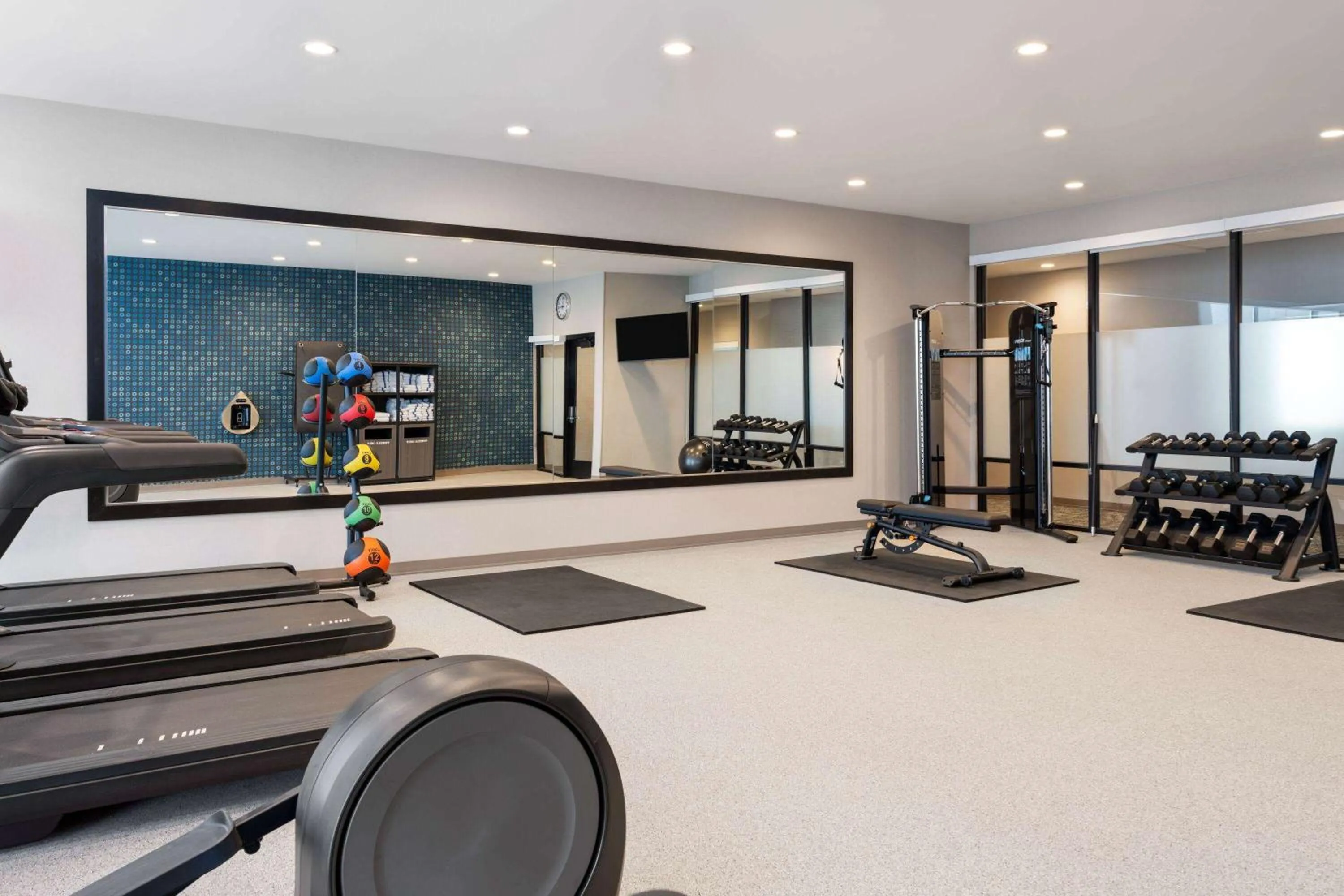 Fitness centre/facilities in La Quinta Inn and Suites by Wyndham Lincoln