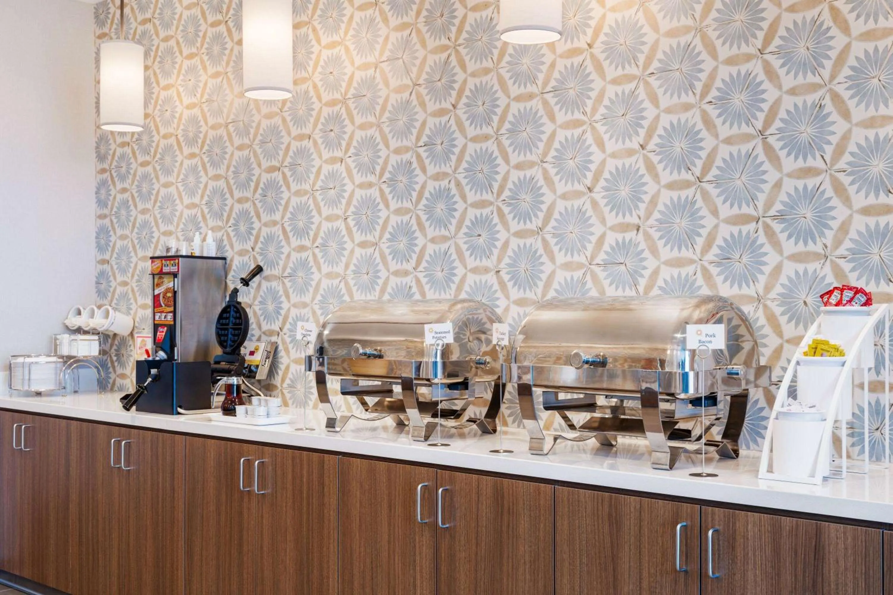 Breakfast in La Quinta Inn and Suites by Wyndham Lincoln