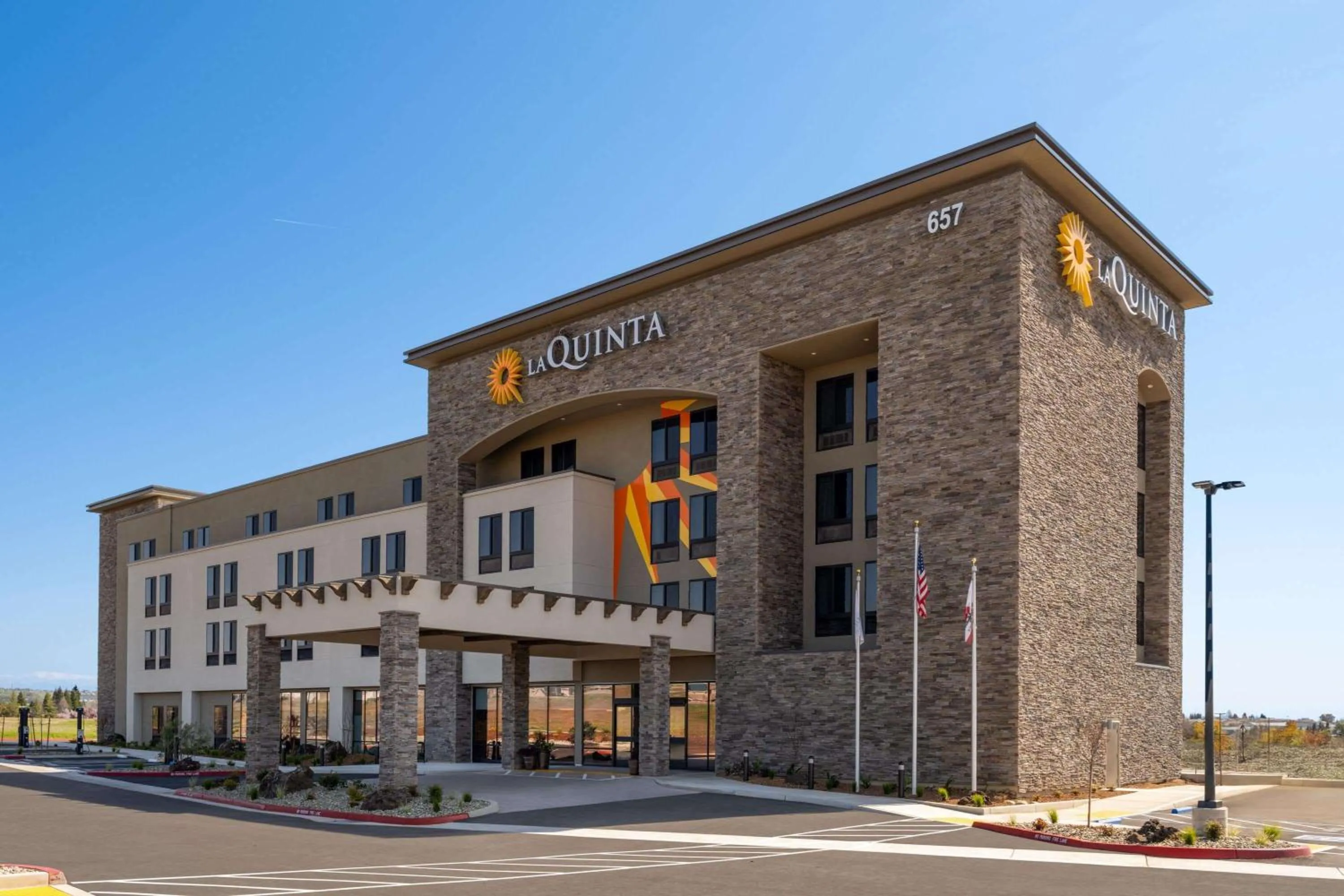 Property building in La Quinta Inn and Suites by Wyndham Lincoln