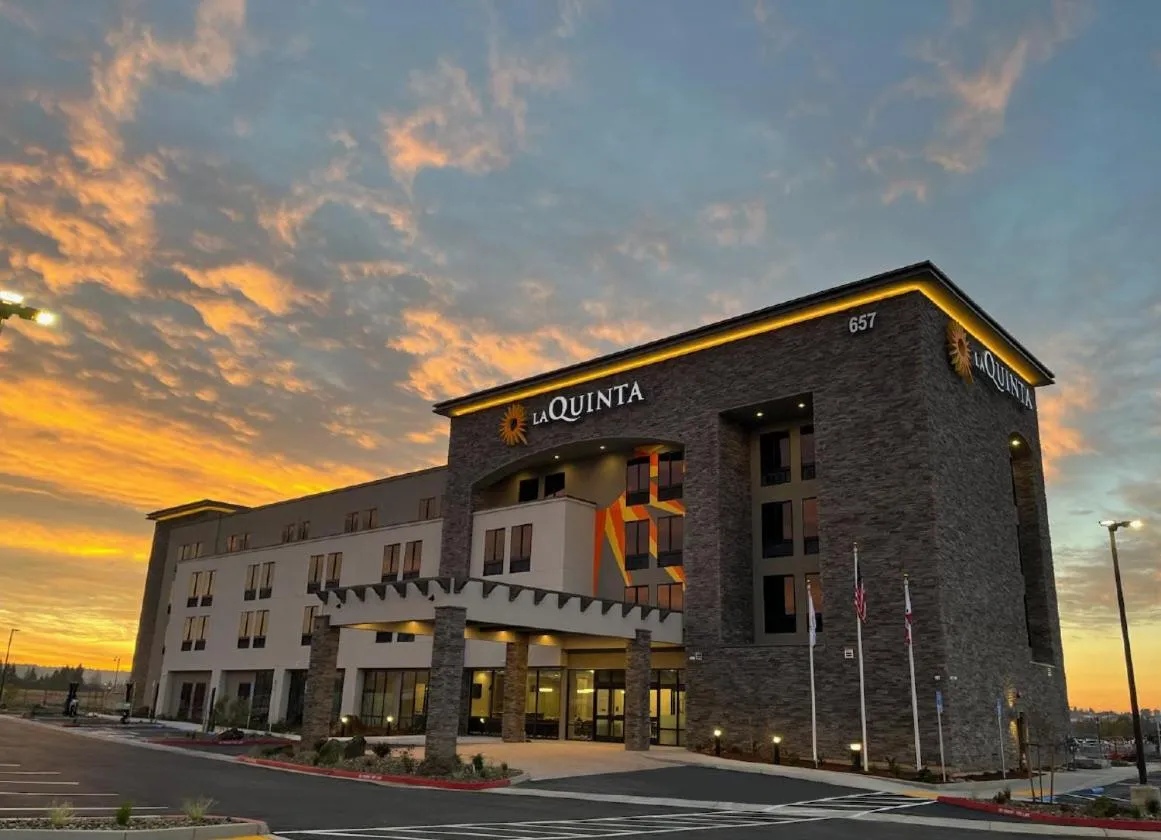 Property building in La Quinta Inn and Suites by Wyndham Lincoln