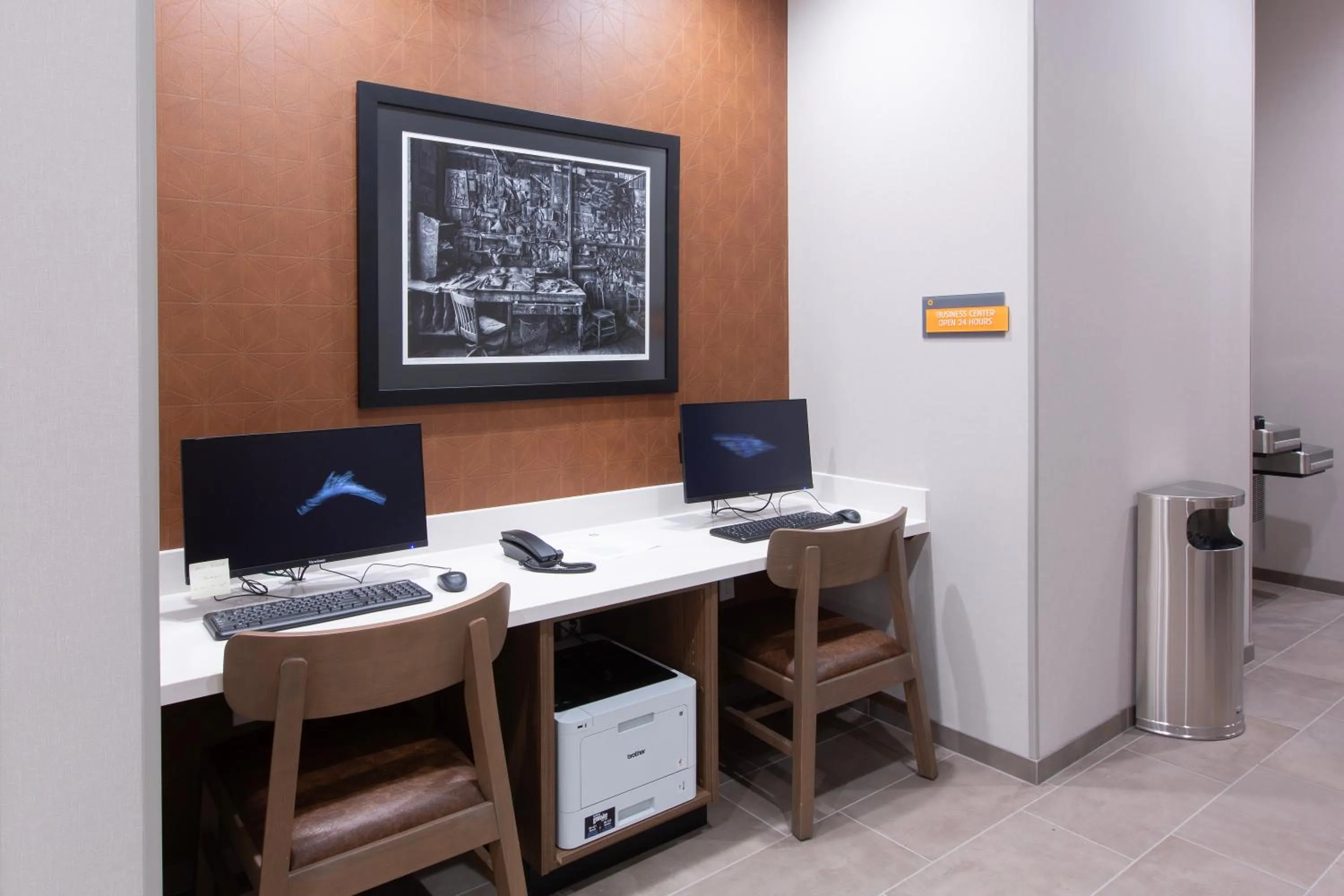 Business facilities in La Quinta Inn and Suites by Wyndham Lincoln