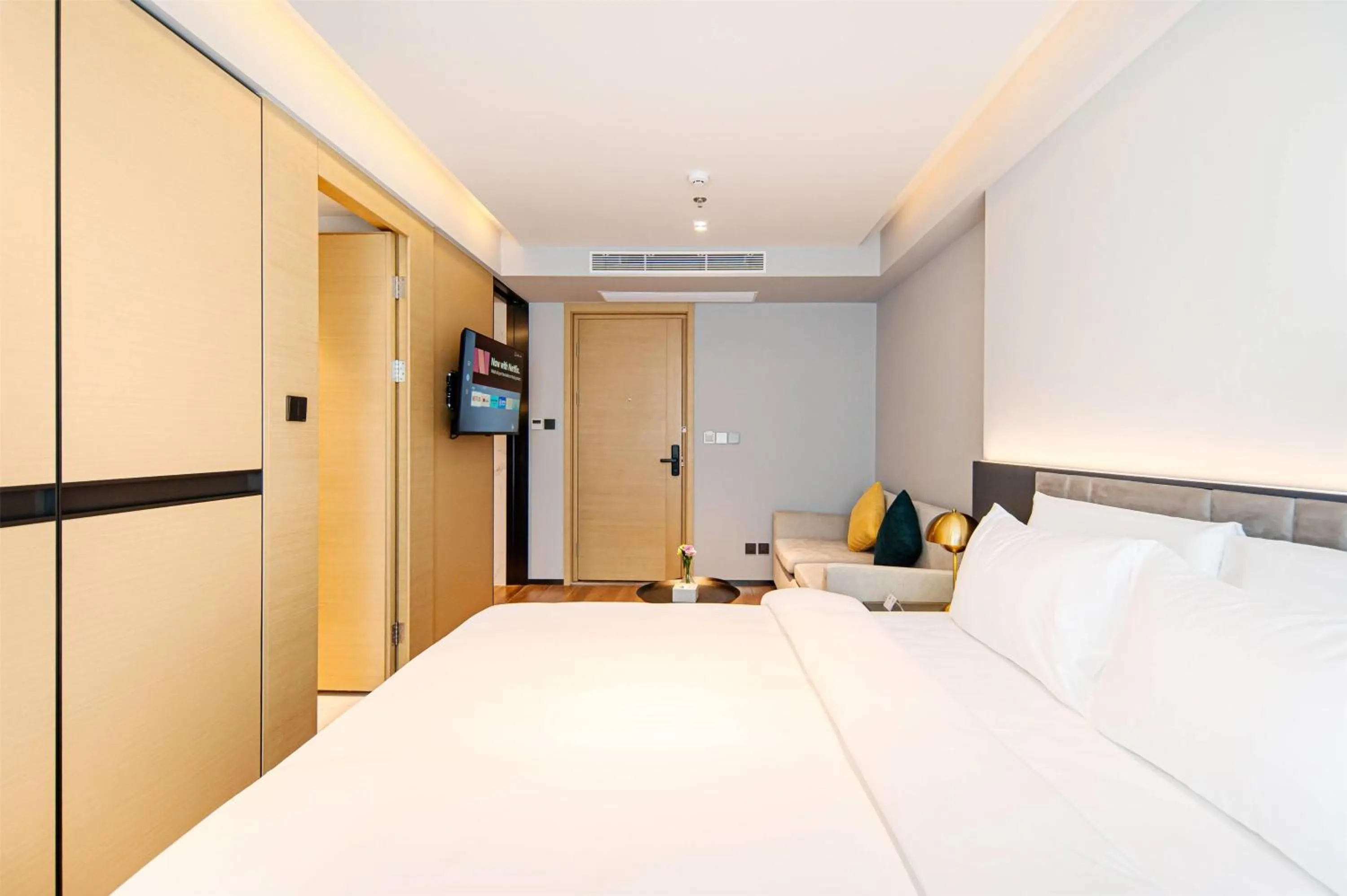 Photo of the whole room, Bed in Beverly Mountain Bay, Trademark Collection by Wyndham