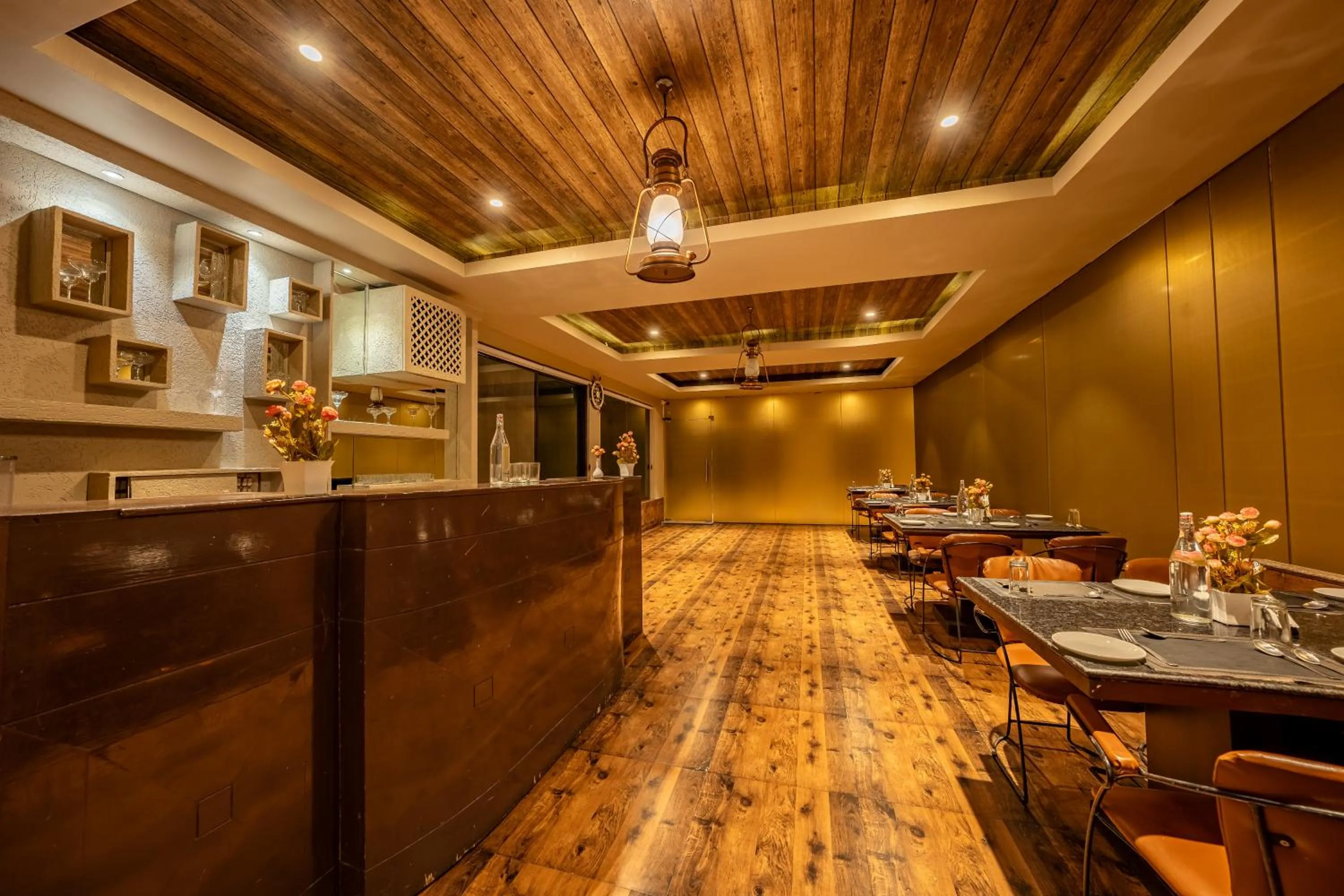 Restaurant/places to eat in Aamari Resort