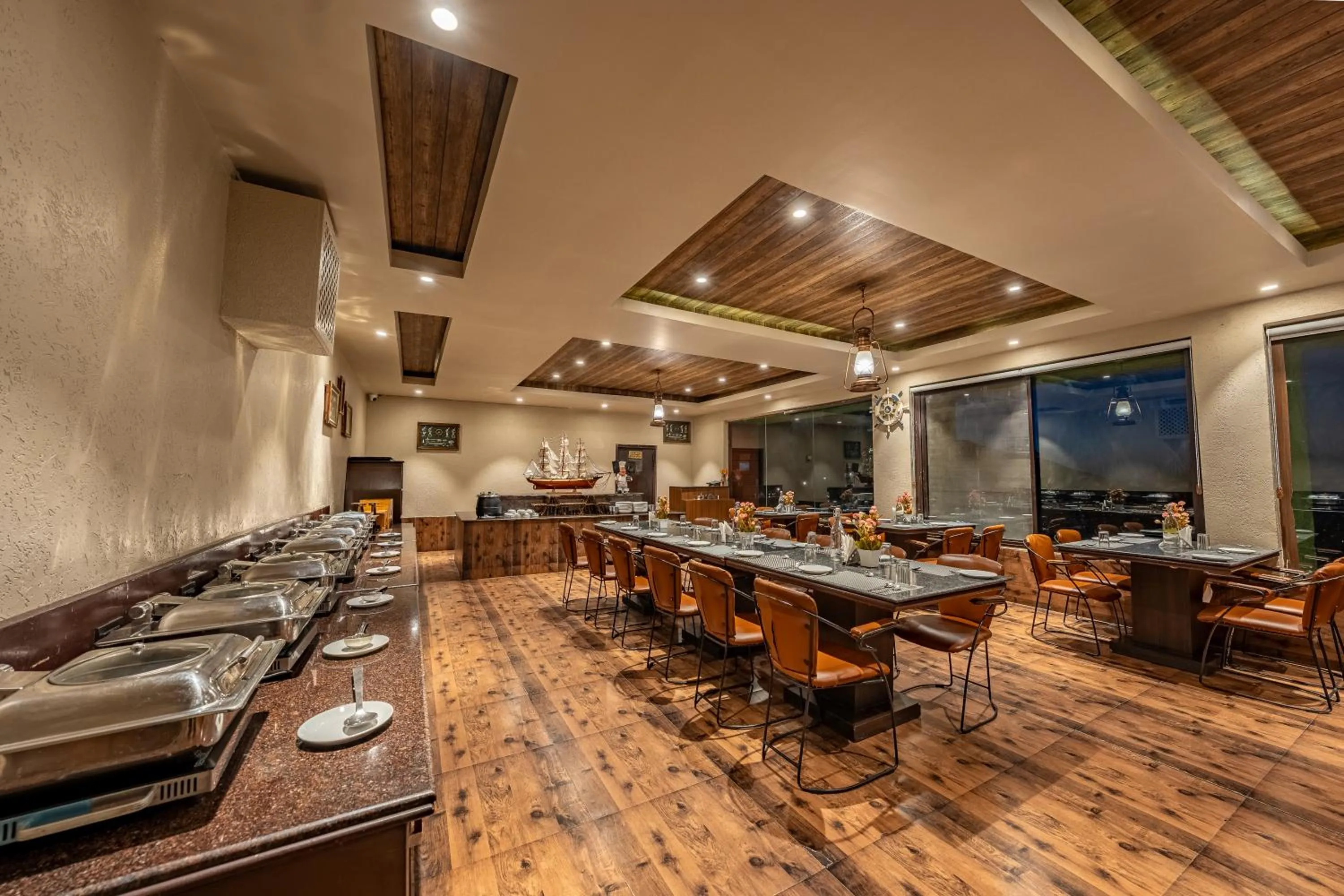 Restaurant/places to eat in Aamari Resort