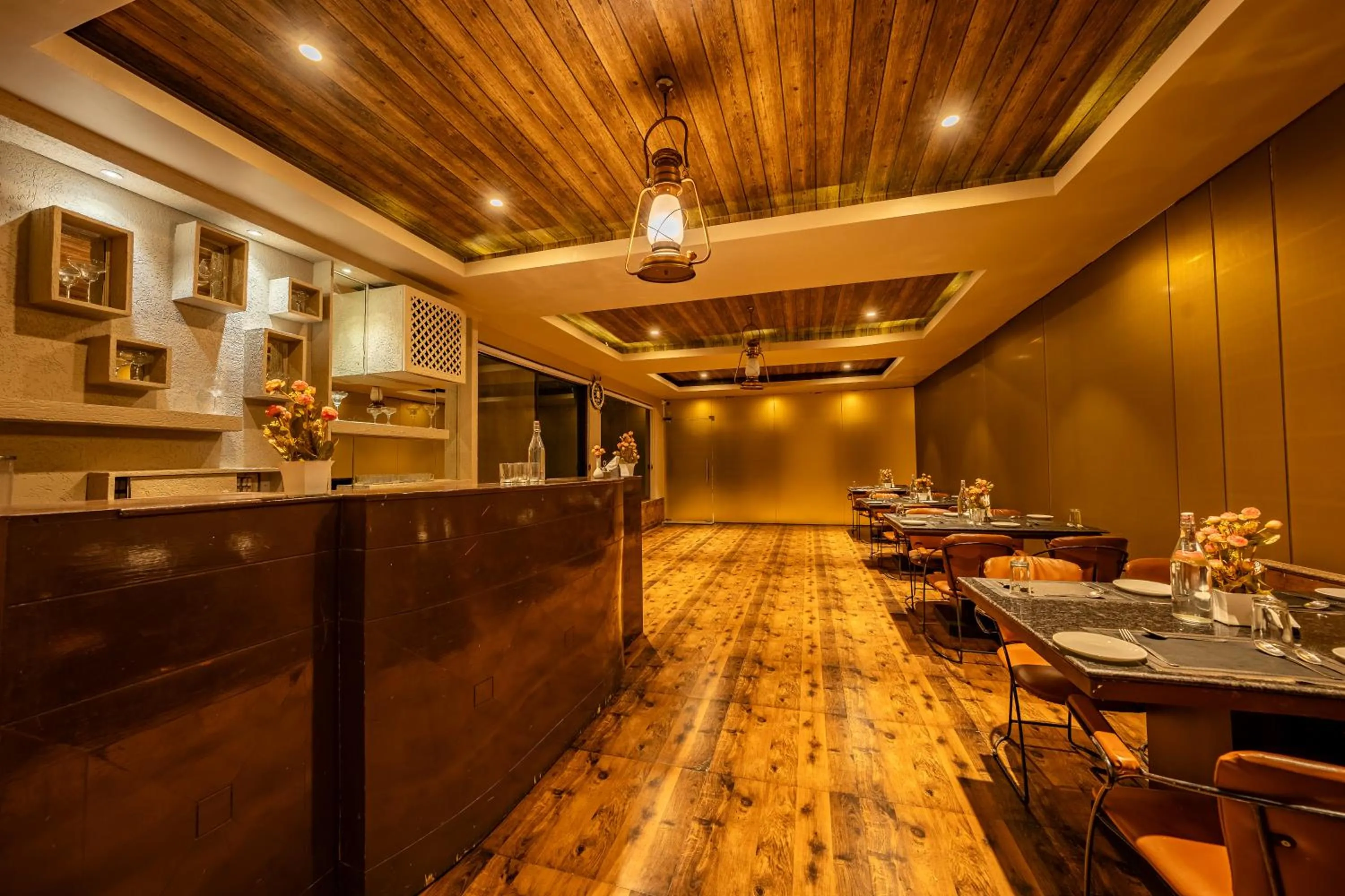 Restaurant/places to eat in Aamari Resort