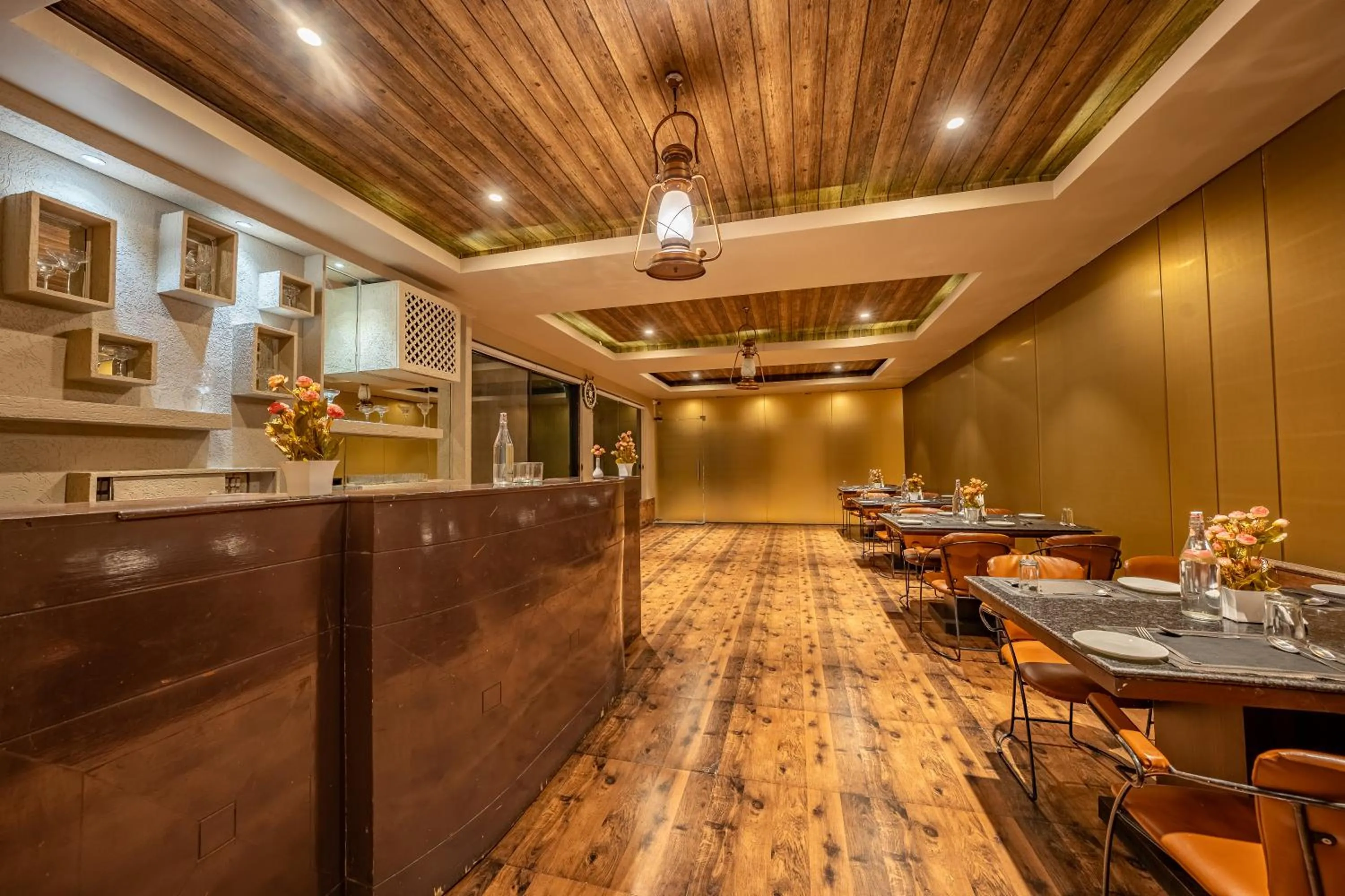 Restaurant/places to eat in Aamari Resort