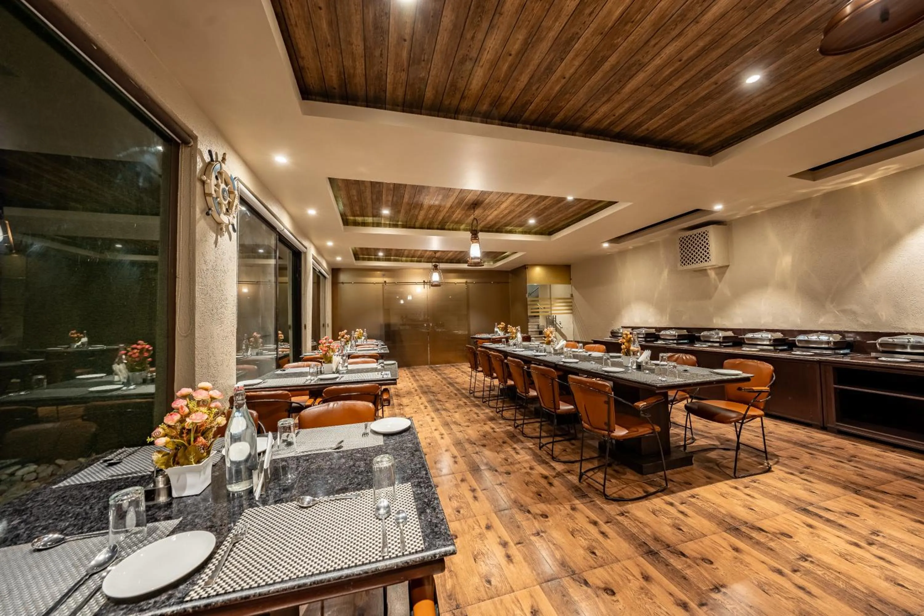 Restaurant/places to eat in Aamari Resort